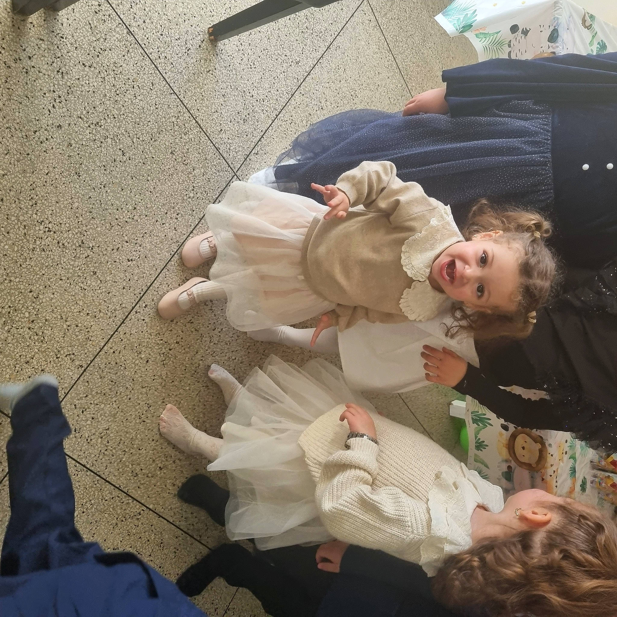 Ritaj a rejoint le concours — aidez-le/la à gagner de superbes lots ! child, comfort, flooring, foot, fun, fur, gesture, happy, human_leg, person, road_surface, sidewalk, sitting, street, toddler, travel, tree