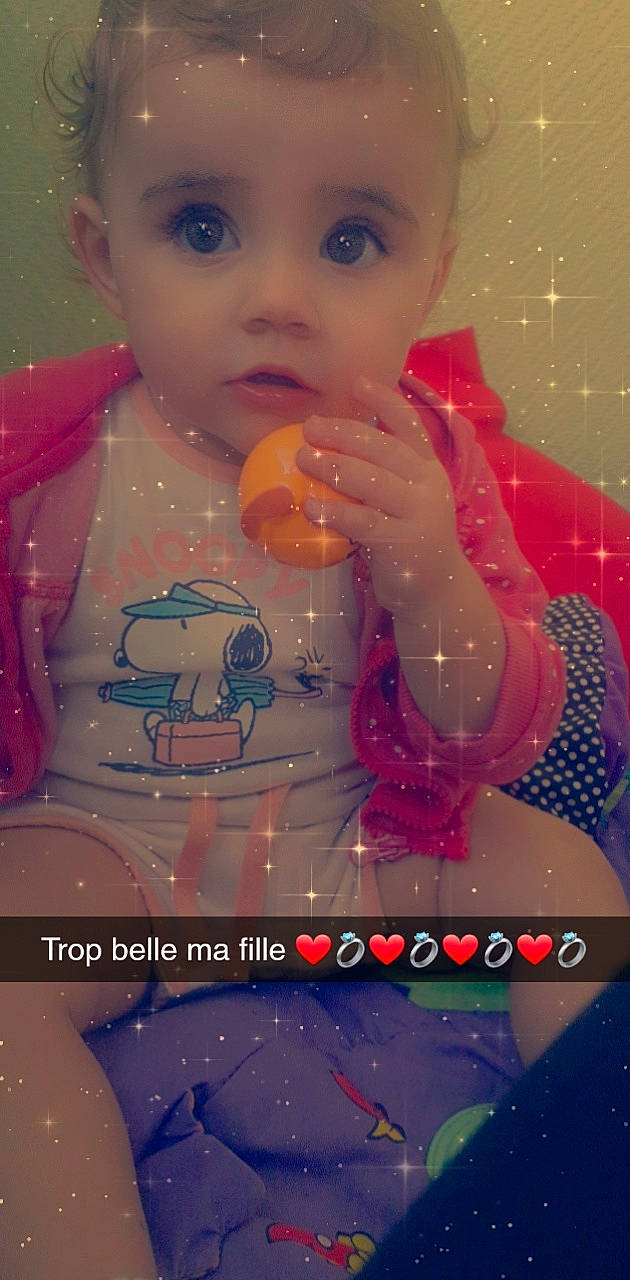 Matylda a rejoint le concours — aidez-le/la à gagner de superbes lots ! baby, baby_toddler_clothing, beauty, cheek, child, christmas, christmas_eve, design, drinkware, happy, light, magenta, pattern, person, photo_caption, pink, play, product, surprise, sweetness