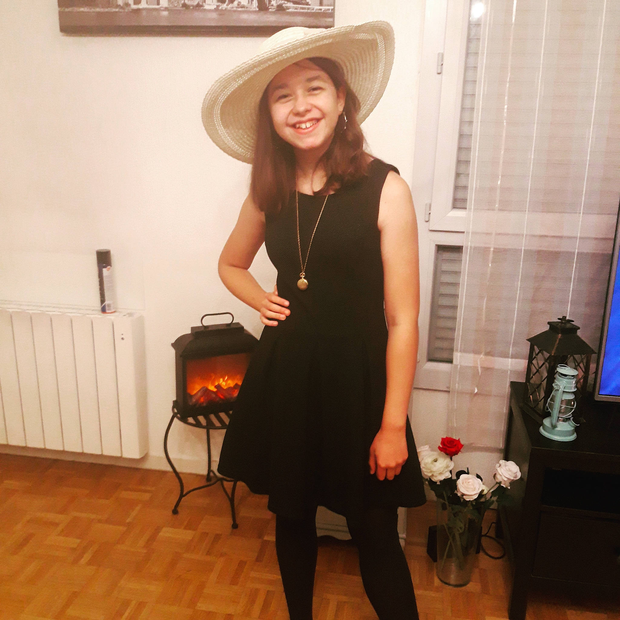 Ssolène a rejoint le concours — aidez-le/la à gagner de superbes lots ! clothing, eyewear, fashion_design, flooring, formal_wear, hat, headwear, human_leg, joint, joy, knee, long_hair, neck, person, shoulder, sleeve, smile, standing, street_fashion, sun_hat