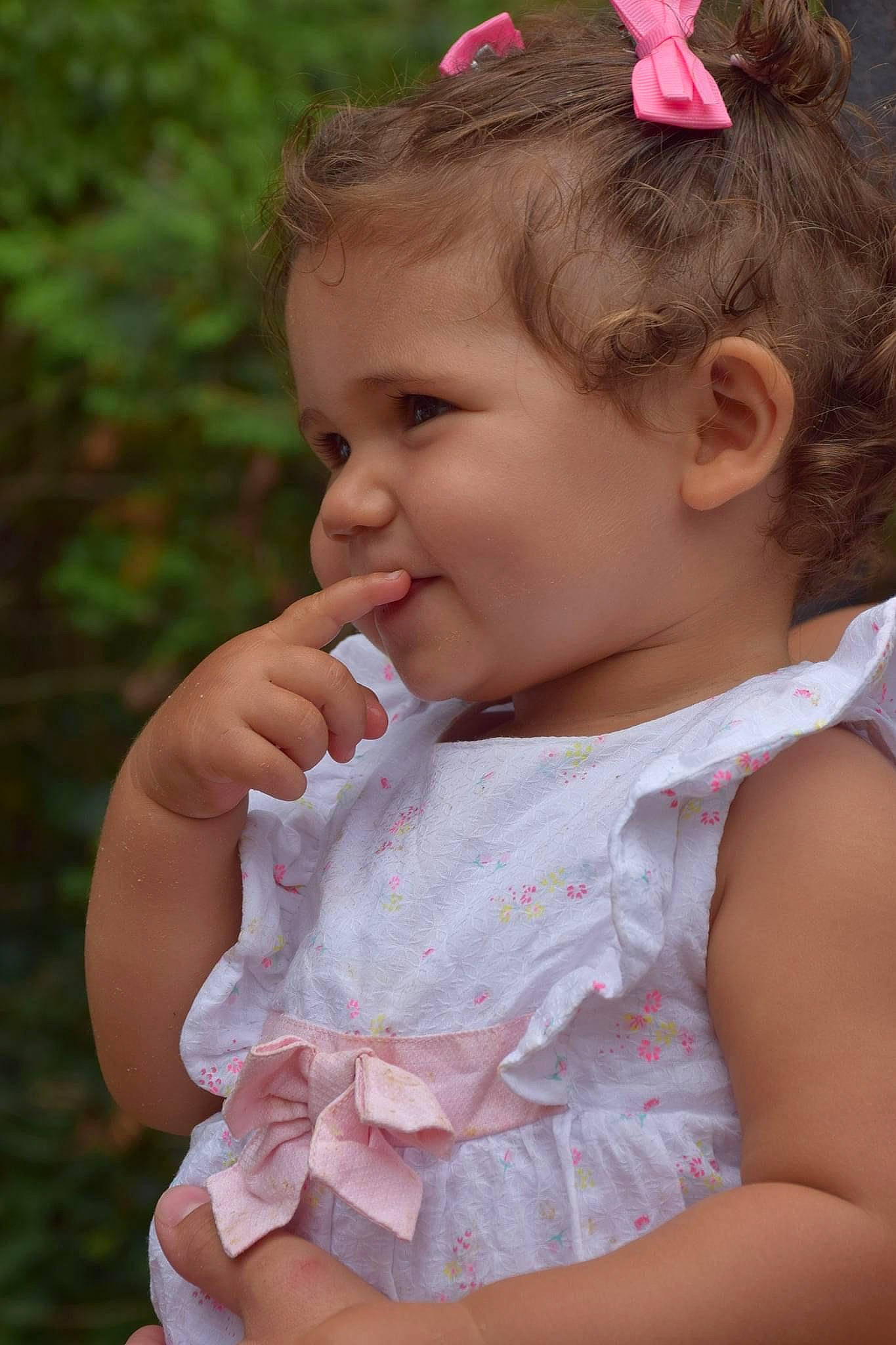 Ambre a rejoint le concours — aidez-le/la à gagner de superbes lots ! baby, baby_toddler_clothing, brown_hair, cheek, child, dress, fashion_accessory, gesture, hair_accessory, headband, headgear, joy, lip, person, pink, skin, smile, toddler