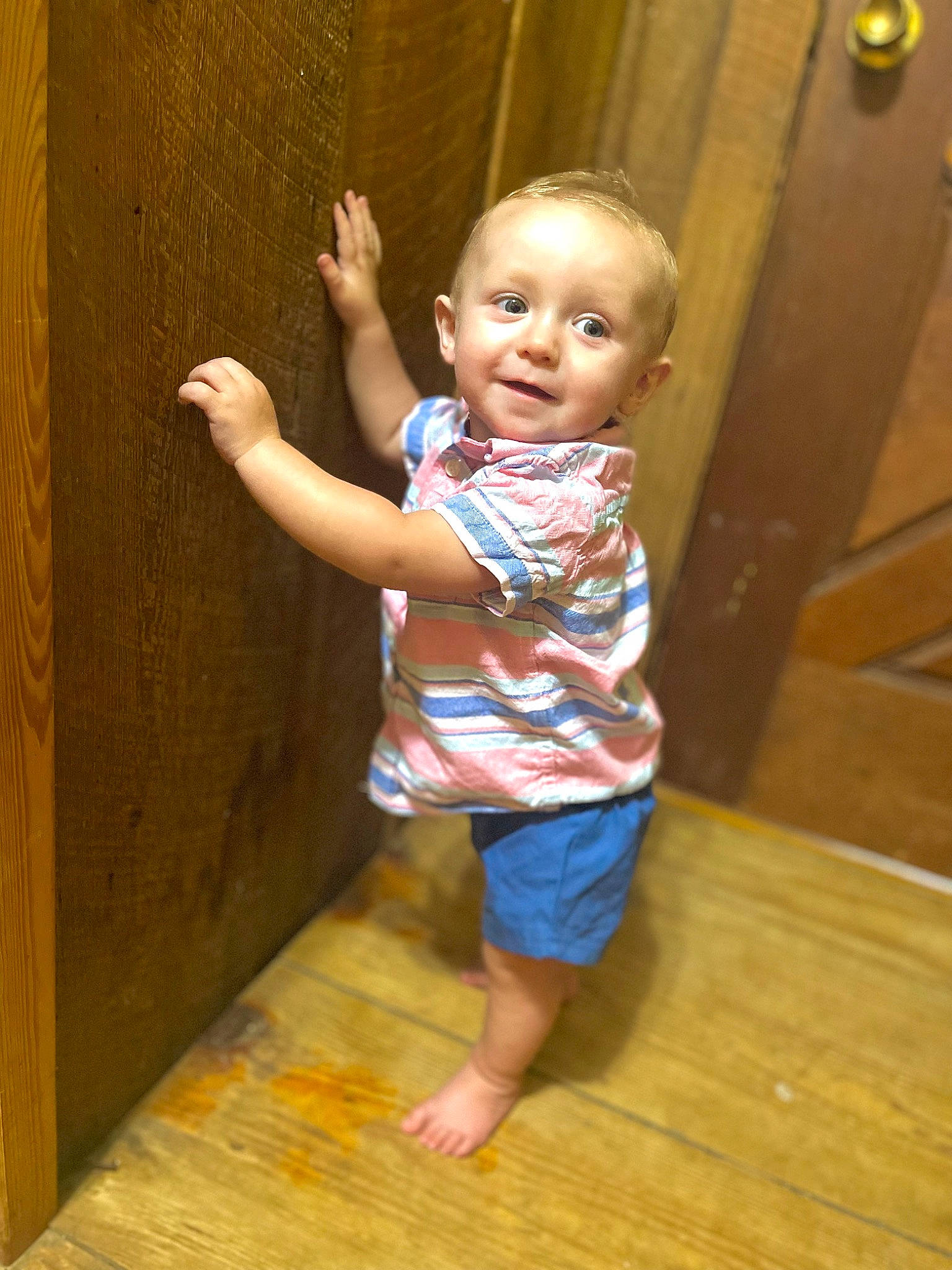 Jaxxon is registered to the contest to win money with this photo: baby, baby_toddler_clothing, barefoot, flooring, foot, fun, gesture, happy, hardwood, human_leg, joy, person, skin, sleeve, smile, standing, t_shirt, thumb, toddler, varnish