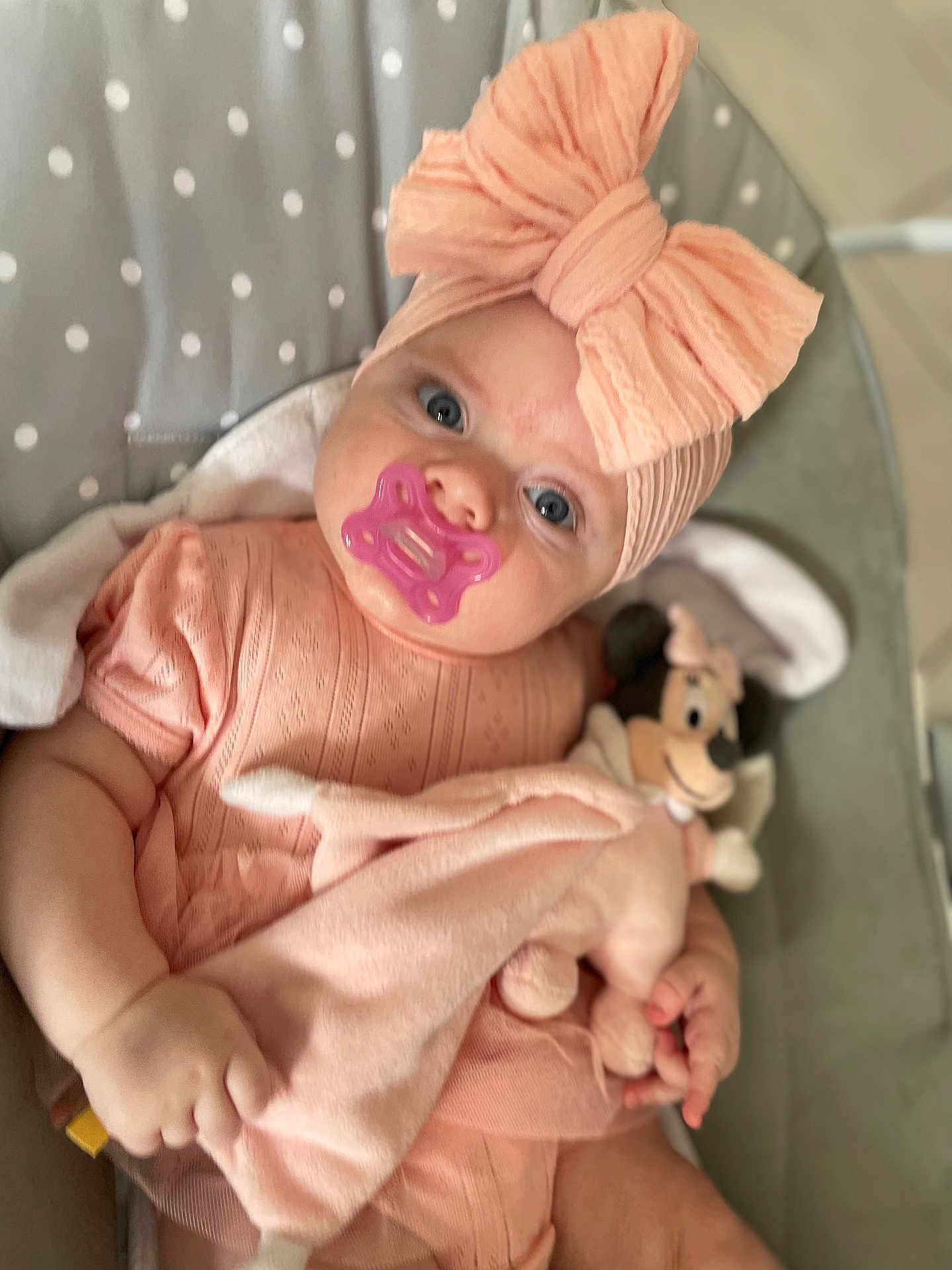 Leyna participe au concours pour gagner de l'argent avec cette photo : baby, pacifier, headband, bow, plush_toy, minnie_mouse, pink_clothing, infant, polka_dot, blanket, cute, child, soft_toy, indoors, portrait, sitting, toddler, hand, face, blue_eyes