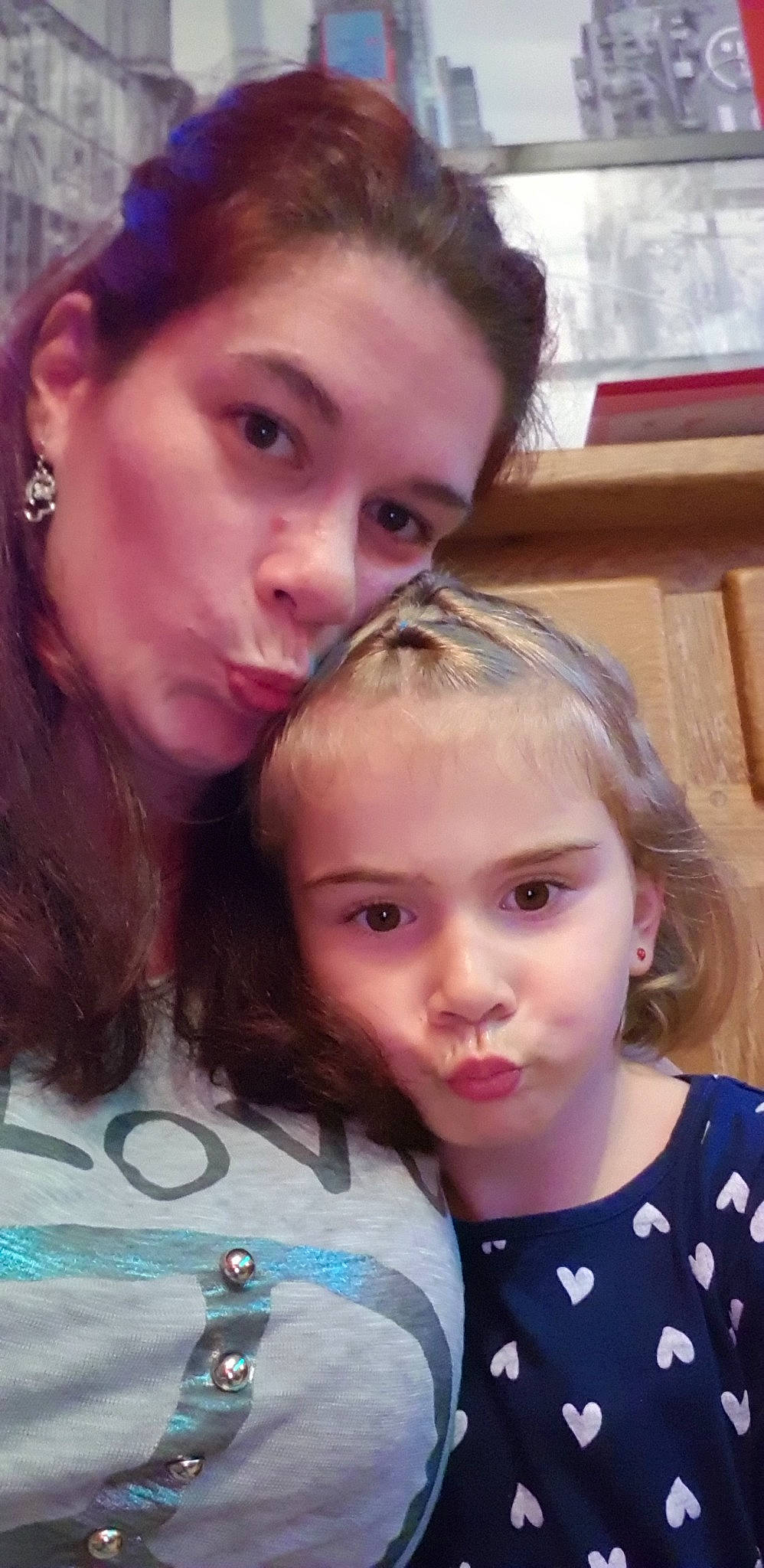 Oceane  participe au concours pour gagner de l'argent avec cette photo : cheek, child, daughter, day, face, forehead, fun, girl, hair, hairstyle, head, human_hair_color, mother, nose, people, person, product, skin, smile, toddler