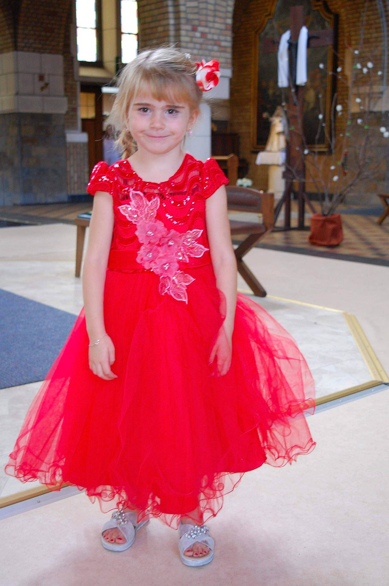 Oceane  participe au concours pour gagner de l'argent avec cette photo : bridal_party_dress, child, cocktail_dress, costume, dance_dress, dress, flooring, flower_girl, formal_wear, girl, gown, joy, person, pink, red, shoulder
