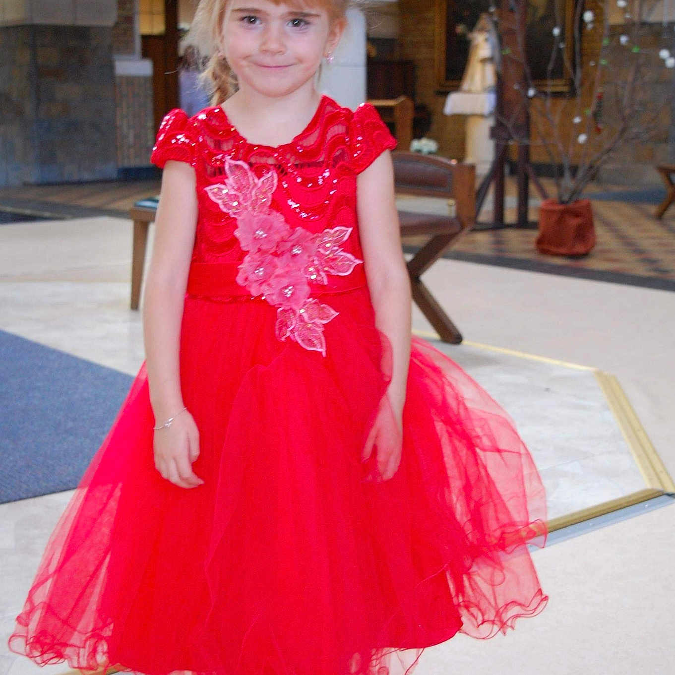 Oceane  participe au concours pour gagner de l'argent avec cette photo : bridal_party_dress, child, cocktail_dress, costume, dance_dress, dress, flooring, flower_girl, formal_wear, girl, gown, joy, person, pink, red, shoulder