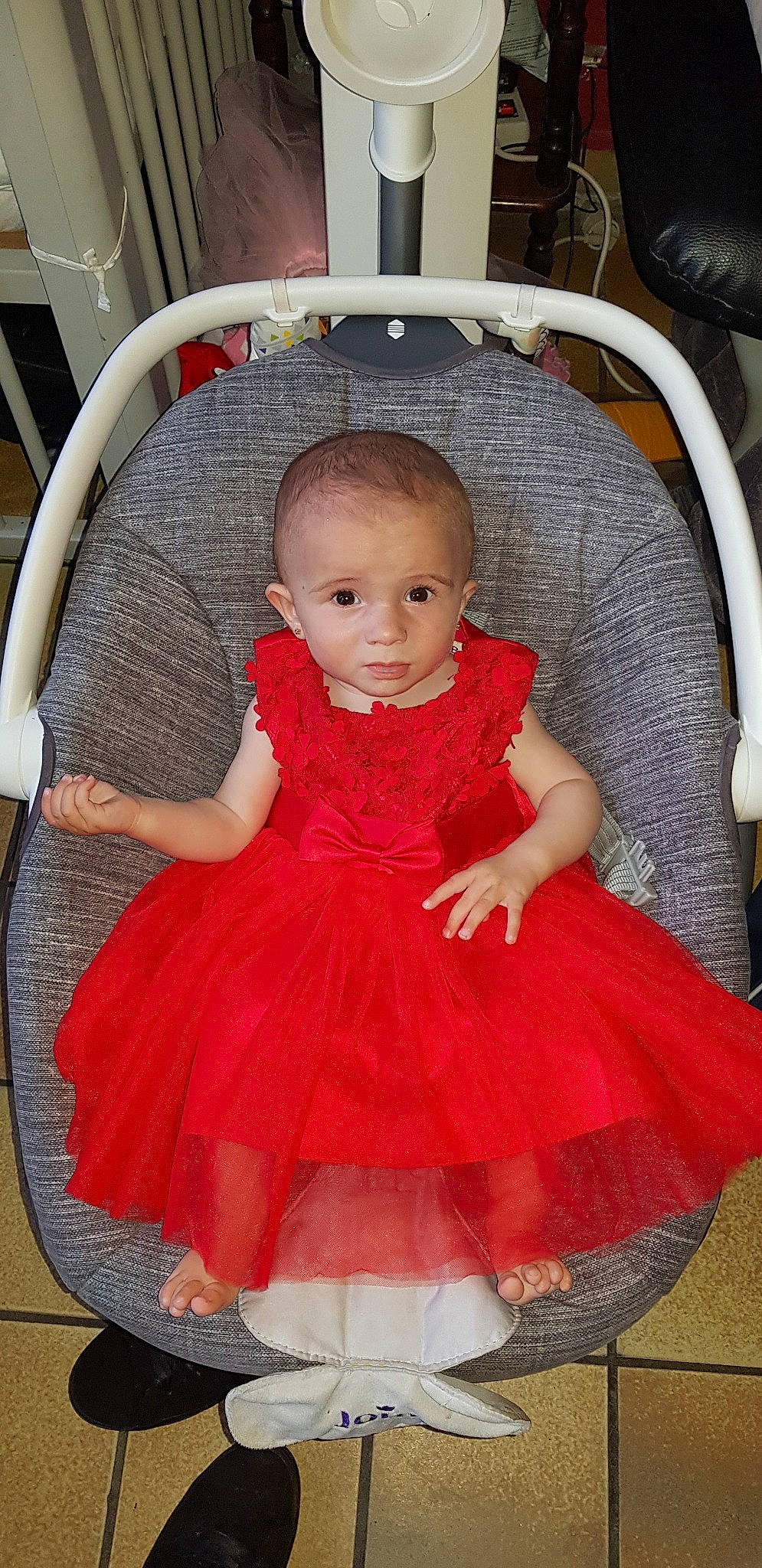 Melody a rejoint le concours — aidez-le/la à gagner de superbes lots ! child, costume, dress, fun, girl, infant, person, pink, product, red, sitting, skin, smile, textile, toddler