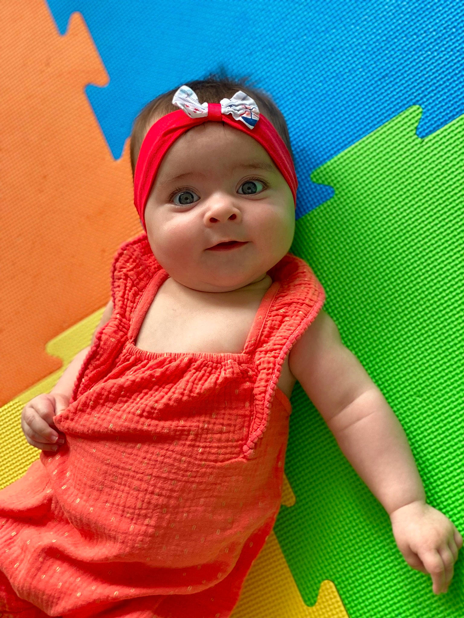 Angelina a rejoint le concours — aidez-le/la à gagner de superbes lots ! baby, baby_toddler_clothing, baseball_cap, beauty, cap, child, eyewear, finger, fun, grass, happy, hat, headwear, leisure, orange, person, personal_protective_equipment, pink, product, skin