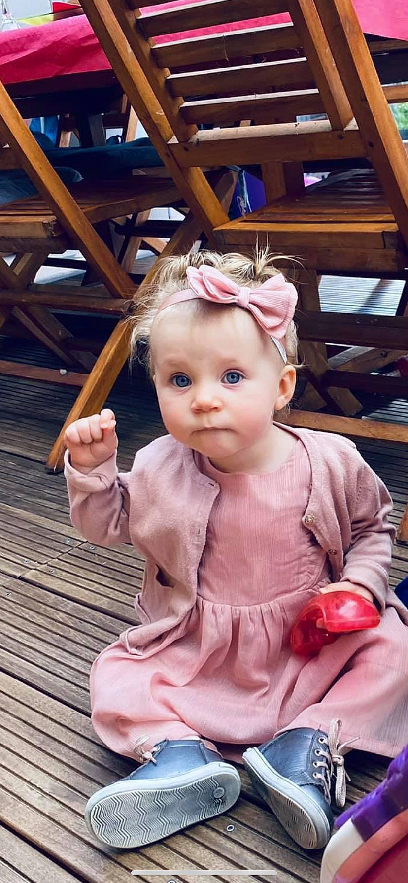 Alice participe au concours pour gagner de l'argent avec cette photo : baby, baby_toddler_clothing, cheek, child, dress, fashion_accessory, fun, hairstyle, happy, headband, headpiece, jewellery, peach, person, pink, portrait_photography, sitting, skin, toddler, toy