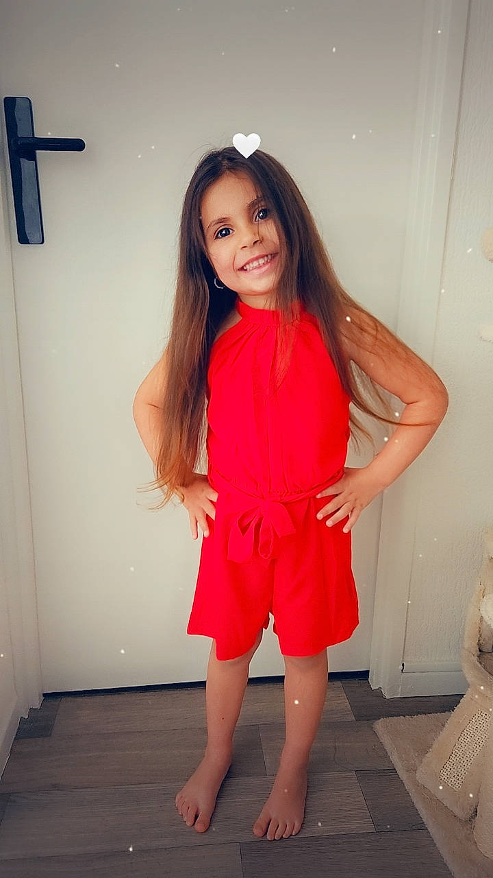 Jamila a rejoint le concours — aidez-le/la à gagner de superbes lots ! arm, day_dress, fashion_design, flash_photography, hair, human_body, joint, joy, knee, leg, lip, neck, one_piece_garment, person, shoulder, skin, sleeve, smile, standing, thigh