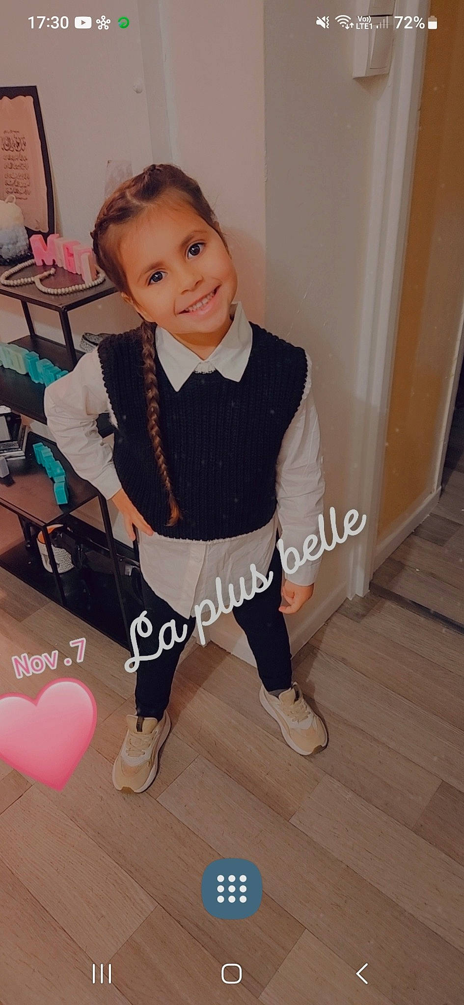 Jamila a rejoint le concours — aidez-le/la à gagner de superbes lots ! baby_toddler_clothing, blazer, collar, dress_shirt, face, flooring, formal_wear, happy, head, joy, knee, leg, neck, person, shoe, sleeve, smile, sportswear, thigh, tie