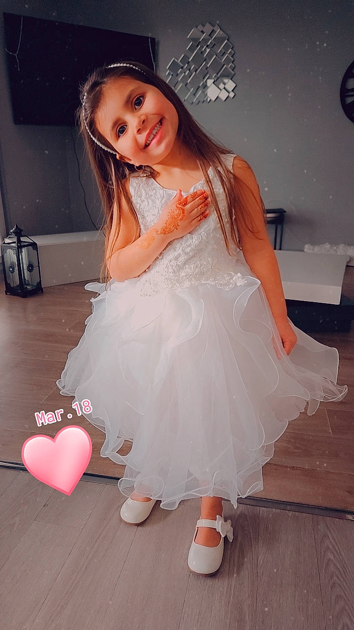 Jamila participe au concours pour gagner de l'argent avec cette photo : beauty, bridal_accessory, dress, embellishment, event, fashion, fashion_design, flash_photography, floor, flooring, formal_wear, happy, headpiece, joy, leg, long_hair, person, pink, skin, smile