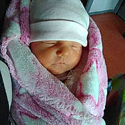 Zoé a rejoint le concours — aidez-le/la à gagner de superbes lots ! cheek, child, eye, girl, head, headgear, infant, knit_cap, knitting, nose, pink, product, skin, textile, toddler