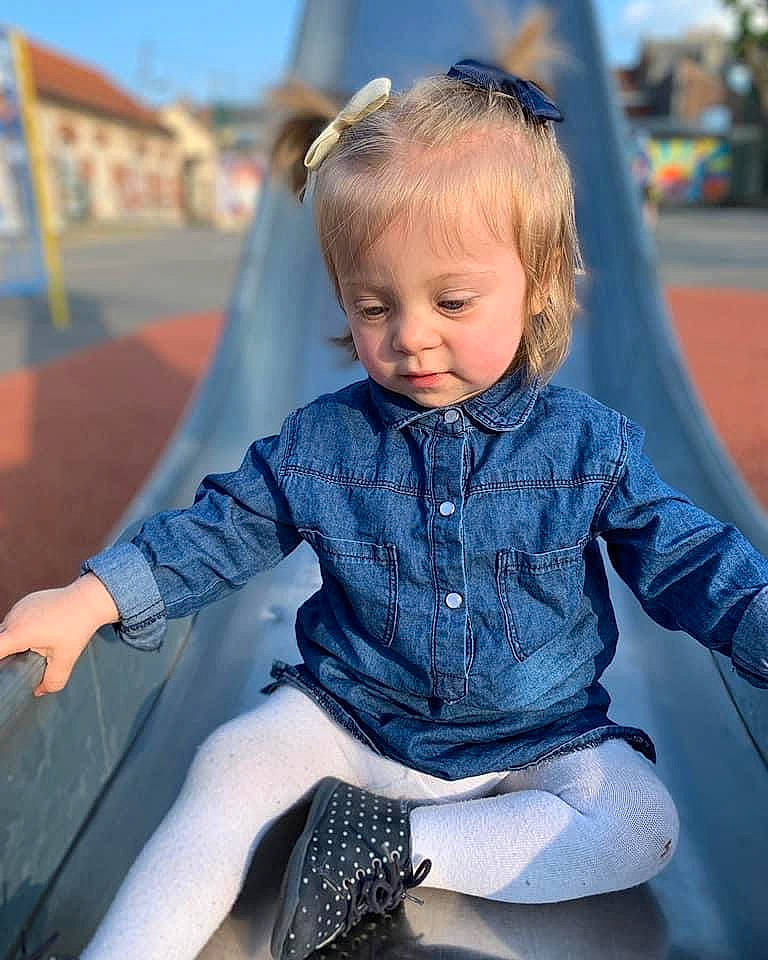Sïana participe au concours pour gagner de l'argent avec cette photo : azure, baby_toddler_clothing, blue, chin, cool, facial_expression, flash_photography, hair, hairstyle, happy, head, human_body, iris, leg, person, product, shoulder, skin, sky, sleeve
