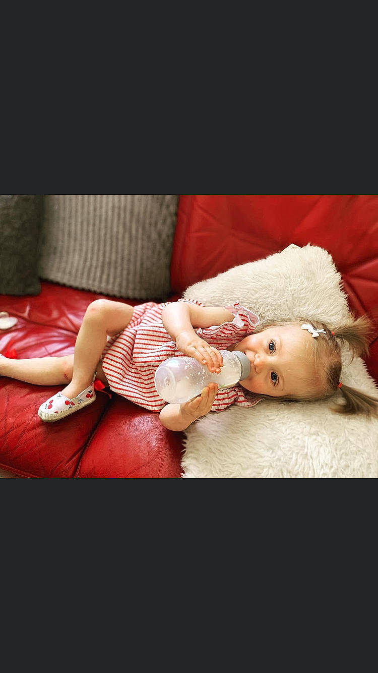 Sïana a rejoint le concours — aidez-le/la à gagner de superbes lots ! baby, baby_products, baby_sleeping, baby_toddler_clothing, child, comfort, flash_photography, foot, happy, hat, head, human, human_body, human_leg, lap, person, sitting, sleeve, sock, thigh