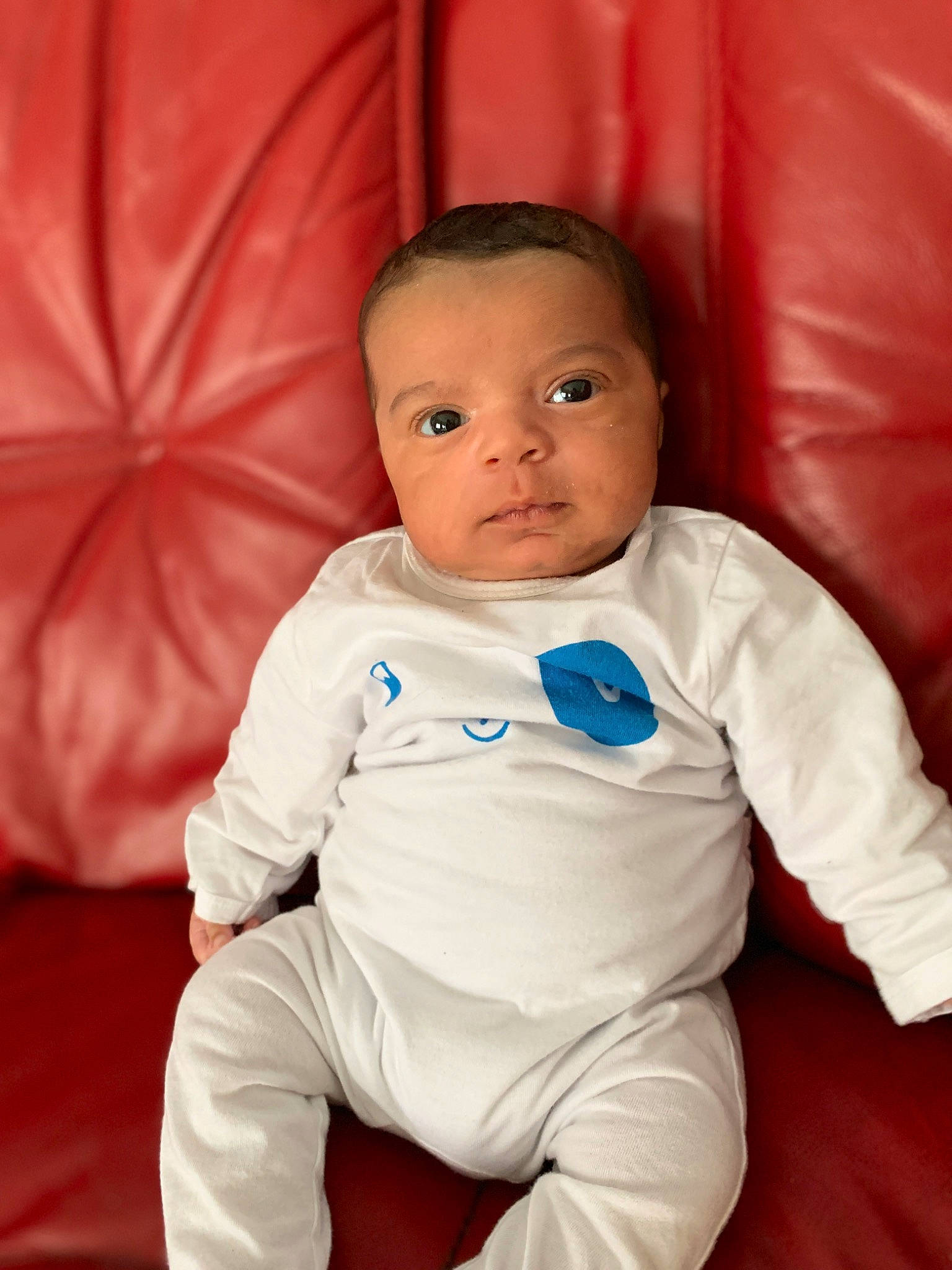 Jaÿden a rejoint le concours — aidez-le/la à gagner de superbes lots ! baby, baby_toddler_clothing, cheek, child, comfort, electric_blue, face, flash_photography, flooring, fun, happy, linens, mouth, nose, person, room, sitting, sleeve, smile, textile