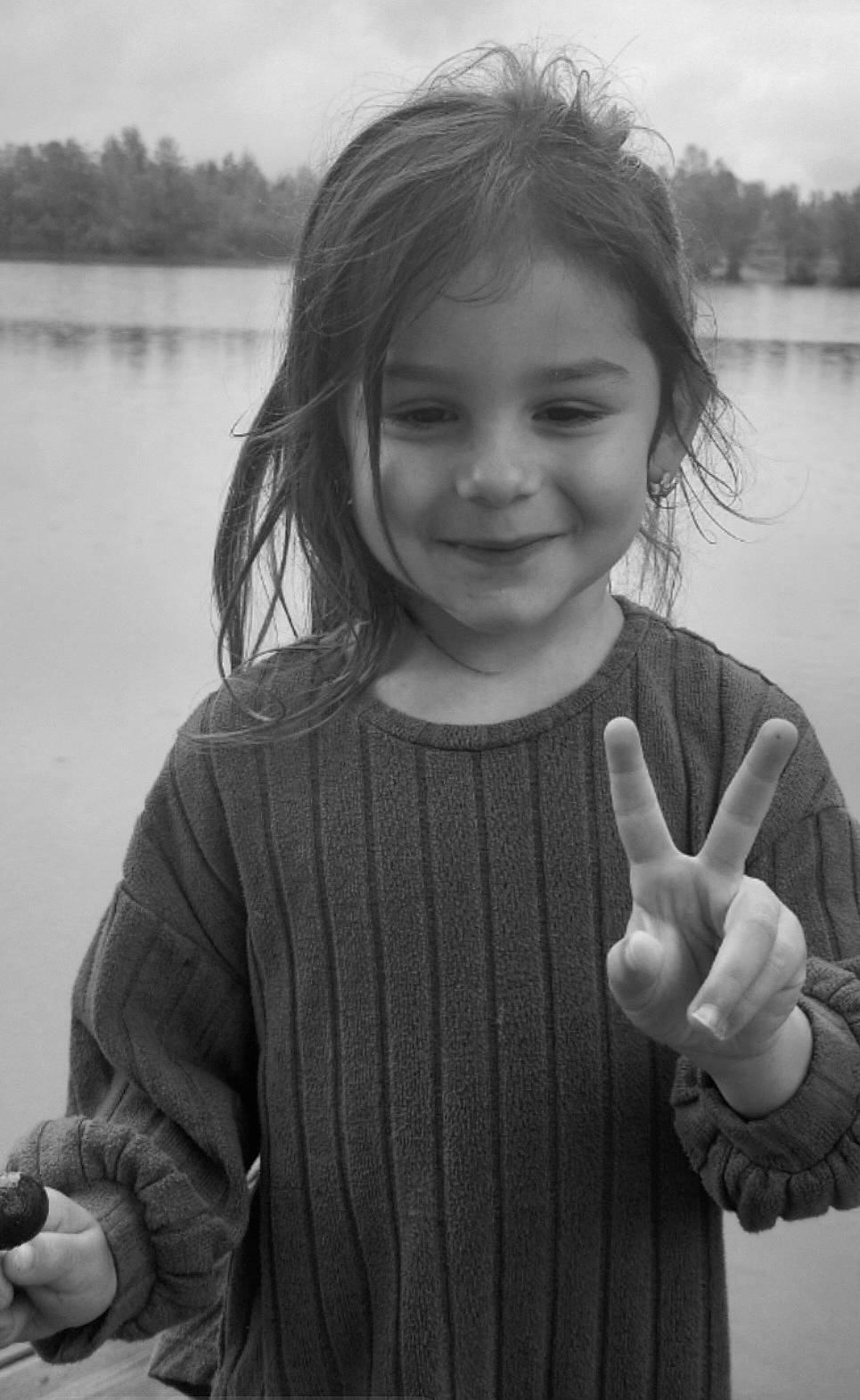 Lyam a rejoint le concours — aidez-le/la à gagner de superbes lots ! black, black_and_white, eye, facial_expression, flash_photography, gesture, hair, happy, head, human, joy, organ, person, photograph, skin, sky, sleeve, smile, standing, style