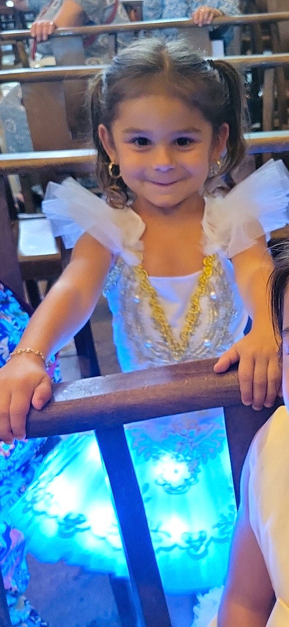 Lyam participe au concours pour gagner de l'argent avec cette photo : beauty, blue, child, electric_blue, event, fashion_design, formal_wear, fun, happy, jewellery, joy, leisure, necklace, person, recreation, smile, snapshot, vacation