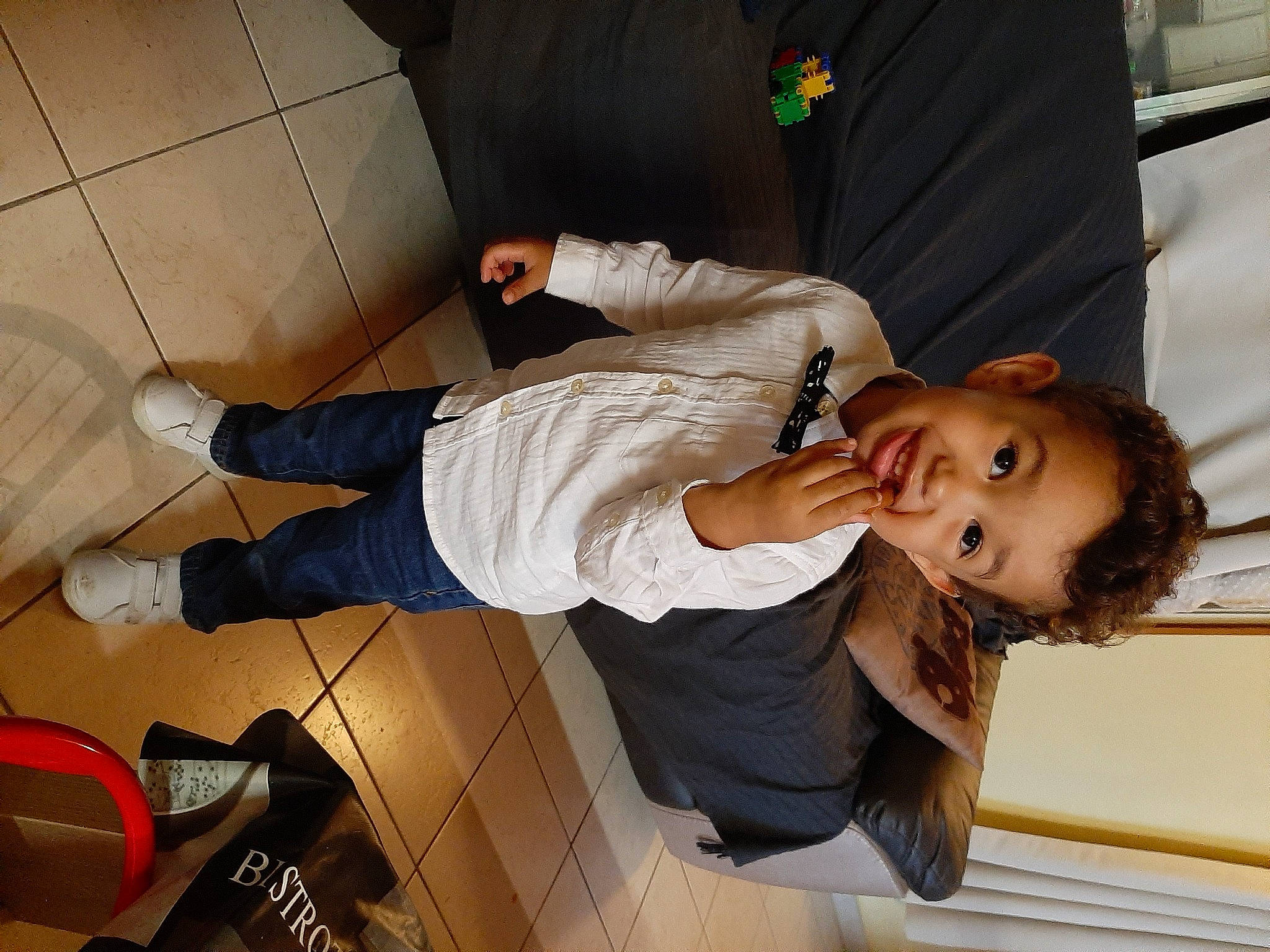 Yannick a rejoint le concours — aidez-le/la à gagner de superbes lots ! child, comfort, elbow, flooring, fun, human_leg, joint, knee, person, room, sitting, thigh, toddler, walking_shoe