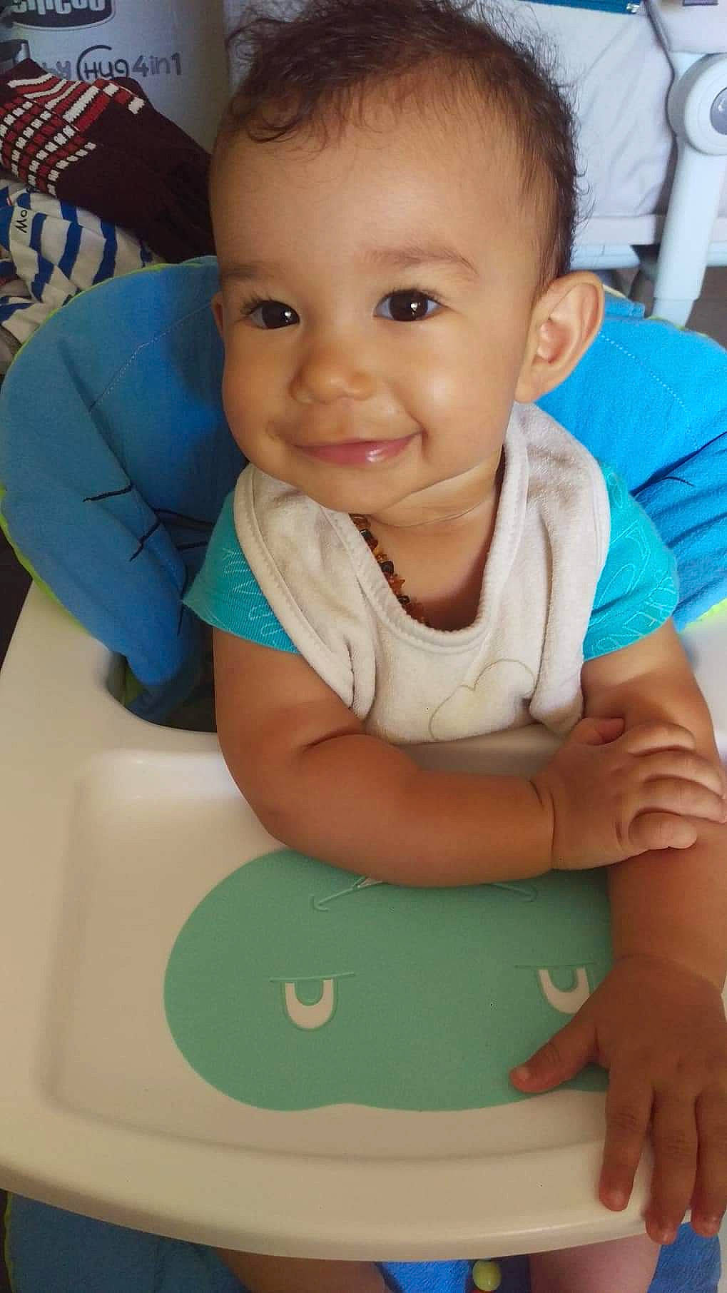 Yannick a rejoint le concours — aidez-le/la à gagner de superbes lots ! baby, cheek, child, face, person, sitting, skin, smile, toddler