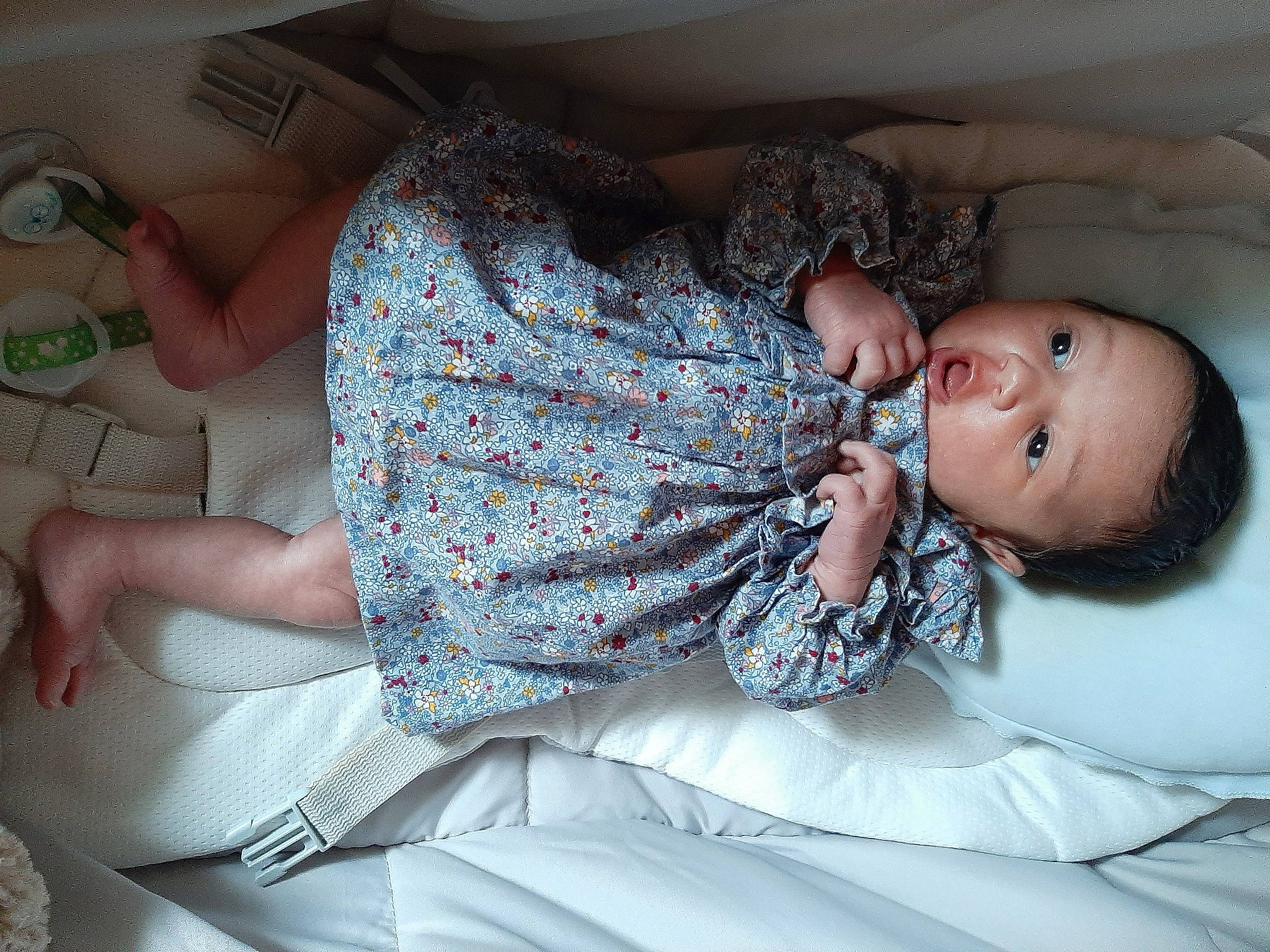 Louna a rejoint le concours — aidez-le/la à gagner de superbes lots ! baby, baby_products, baby_toddler_clothing, comfort, couch, dress, facial_expression, finger, flash_photography, hairstyle, happy, human_body, human_leg, iris, leg, linens, mouth, person, skin, textile