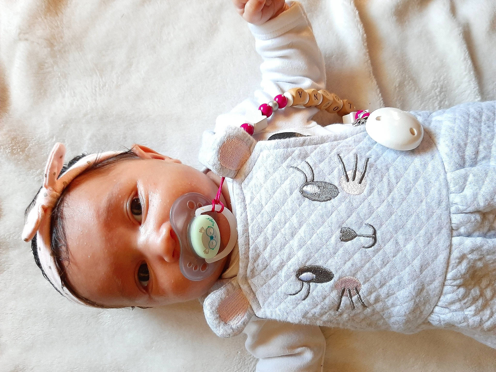 Louna a rejoint le concours — aidez-le/la à gagner de superbes lots ! arm, baby_toddler_clothing, comfort, dress, ear, eyelash, face, fawn, finger, hand, human_body, joint, lip, mouth, neck, person, pink, skin, sleeve, vertebrate