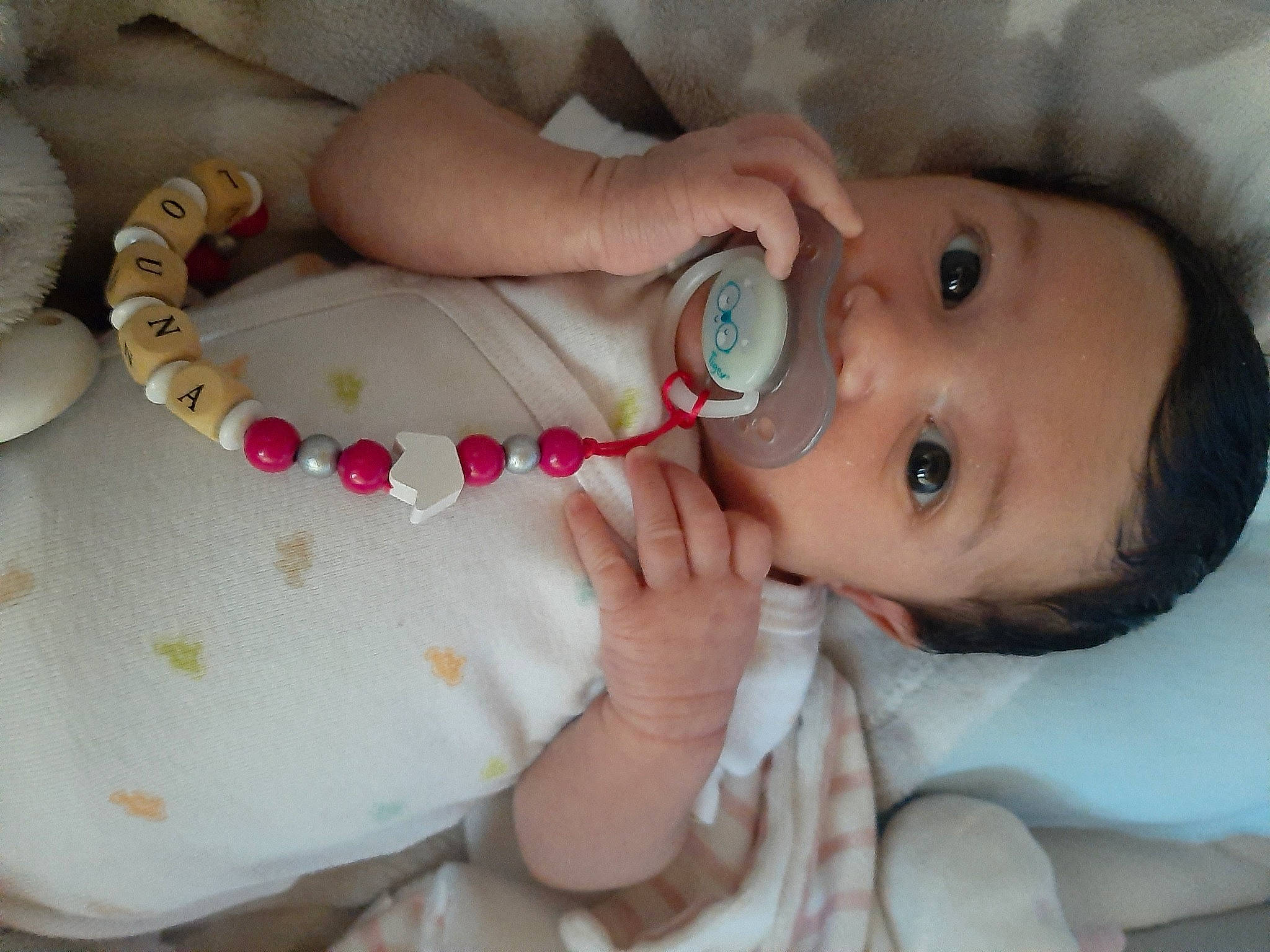 Louna participe au concours pour gagner de l'argent avec cette photo : arm, baby, baby_toddler_clothing, cheek, ear, eyelash, facial_expression, finger, hand, happy, human_body, iris, joint, lip, mouth, nail, nose, person, skin, thumb