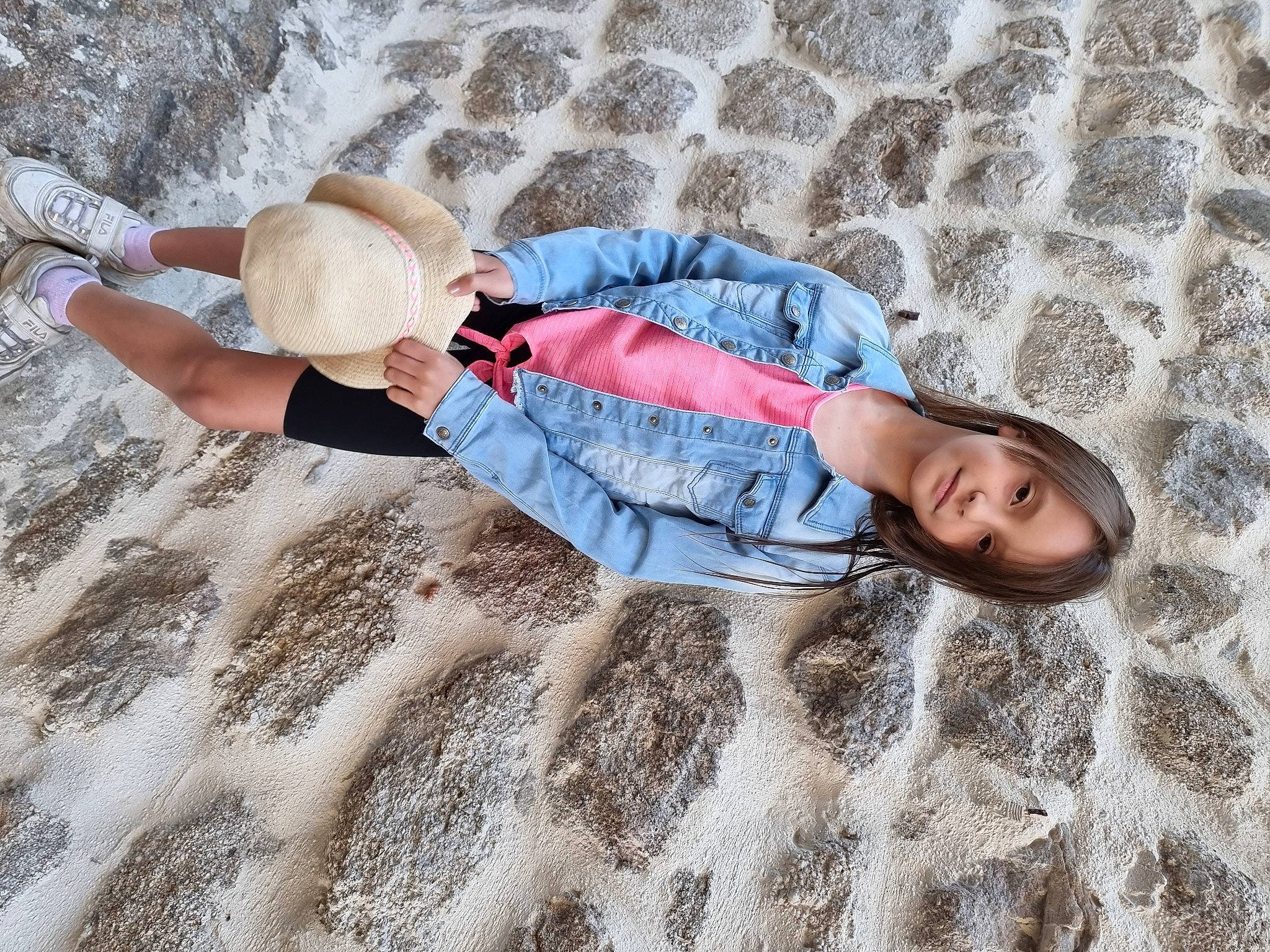 Kelia a rejoint le concours — aidez-le/la à gagner de superbes lots ! beach, comfort, finger, foot, fun, grass, hat, human_body, human_leg, landscape, leg, leisure, linens, people_in_nature, person, sand, sun_hat, sunglasses, t_shirt, thigh