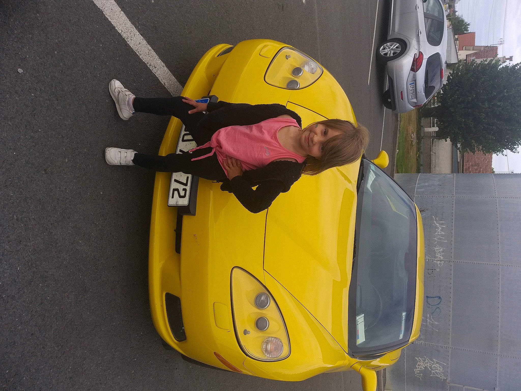 Kelia participe au concours pour gagner de l'argent avec cette photo : asphalt, automotive_design, automotive_exterior, automotive_lighting, automotive_tire, car, fender, hat, helmet, hood, joy, mode_of_transport, motor_vehicle, motorcycle_helmet, person, personal_protective_equipment, sports_equipment, sports_gear, tire, vehicle