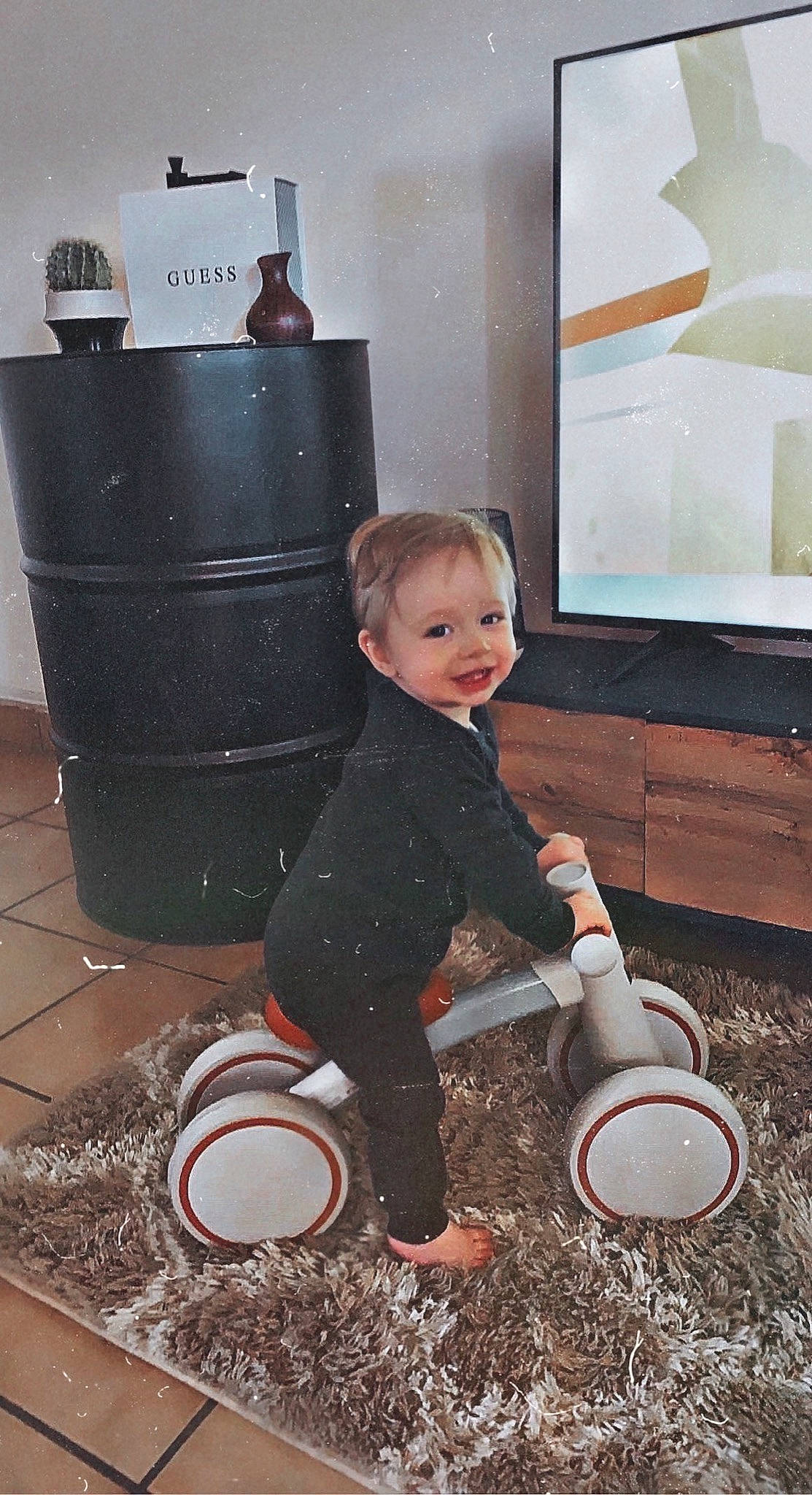 Eyden a rejoint le concours — aidez-le/la à gagner de superbes lots ! automotive_tire, bucket, cabinetry, child, flash_photography, floor, flooring, fun, gas, happy, hardwood, person, play, sitting, smile, snapshot, soil, standing, toddler, waste_container