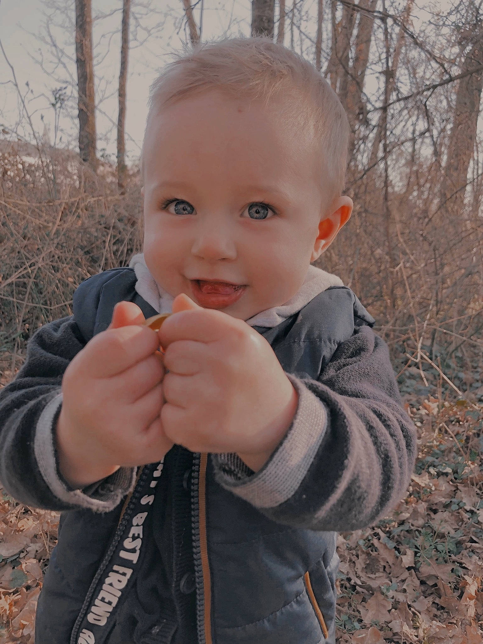 Eyden participe au concours pour gagner de l'argent avec cette photo : face, facial_expression, gesture, grass, hand, happy, lip, mammal, nose, outerwear, people_in_nature, person, plant, skin, sleeve, smile, thumb, tree, twig, vertebrate