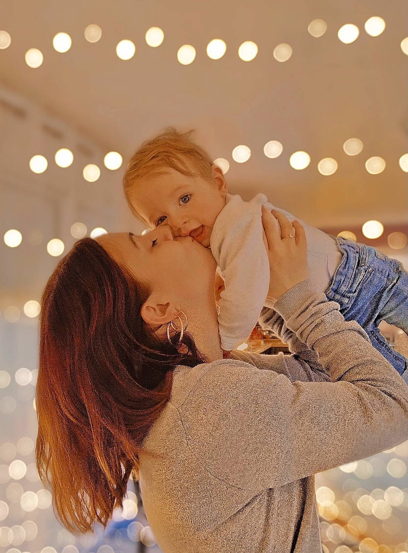 Eyden participe au concours pour gagner de l'argent avec cette photo : abdomen, blond, brown_hair, child, comfort, couch, event, flash_photography, fun, gesture, happy, hug, jewellery, leisure, long_hair, love, people_in_nature, person, romance, sitting