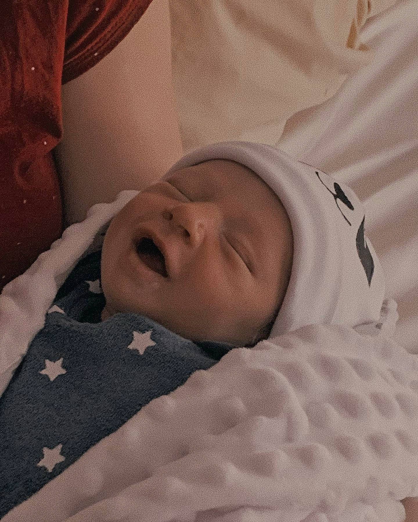 Eyden a rejoint le concours — aidez-le/la à gagner de superbes lots ! baby, baby_products, baby_safety, baby_sleeping, baby_toddler_clothing, bedding, bedtime, cheek, child, cloud, comfort, eyebrow, happy, head, linens, nap, nose, person, sleeve, tints_and_shades