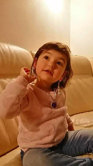 Kimy a rejoint le concours — aidez-le/la à gagner de superbes lots ! cheek, chin, comfort, elbow, eye, eyebrow, eyelash, face, finger, gesture, hair, happy, jaw, lip, mouth, neck, nose, person, shoulder, skin