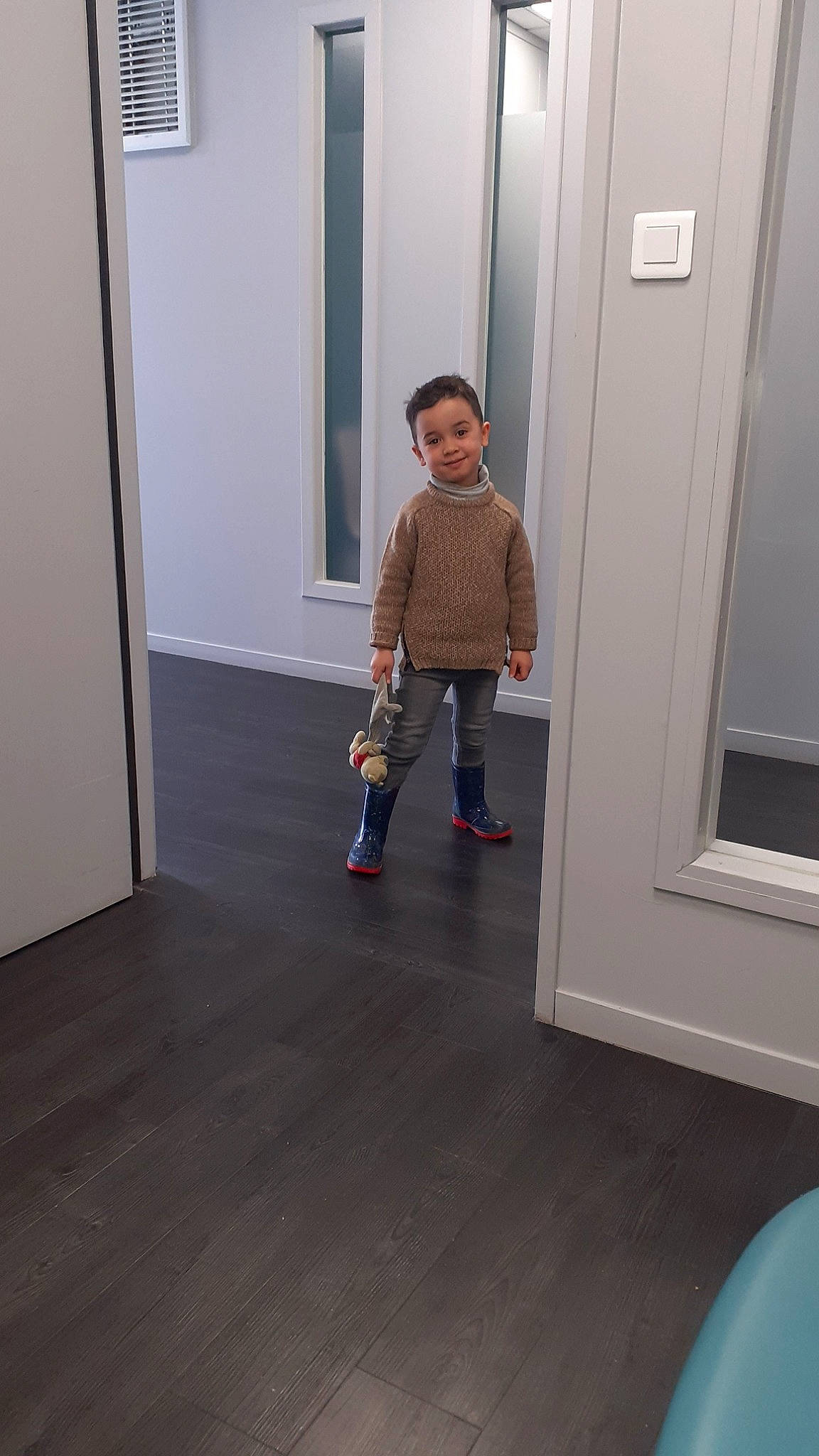 Jessim participe au concours pour gagner de l'argent avec cette photo : child, door, floor, flooring, footwear, hardwood, home, house, joy, knee, laminate_flooring, person, room, shoe, shoulder, standing, toddler, tourist_attraction, window, wood