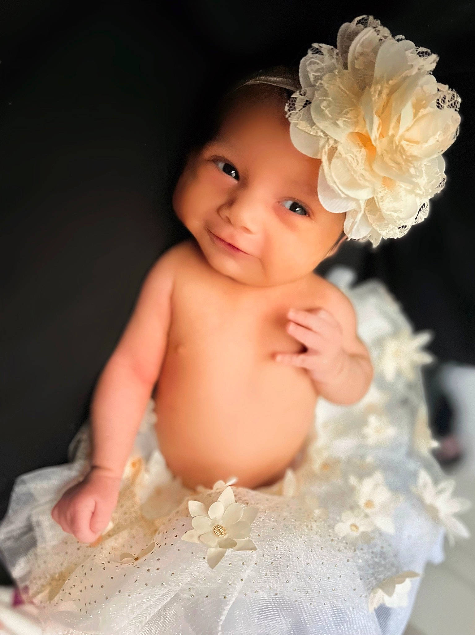 Cecilia is registered to the contest to win money with this photo: arm, baby, baby_toddler_clothing, bridal_accessory, child, embellishment, fashion_accessory, flash_photography, flower, happy, headband, headpiece, headwear, iris, jewellery, person, petal, rose, rose_family, skin