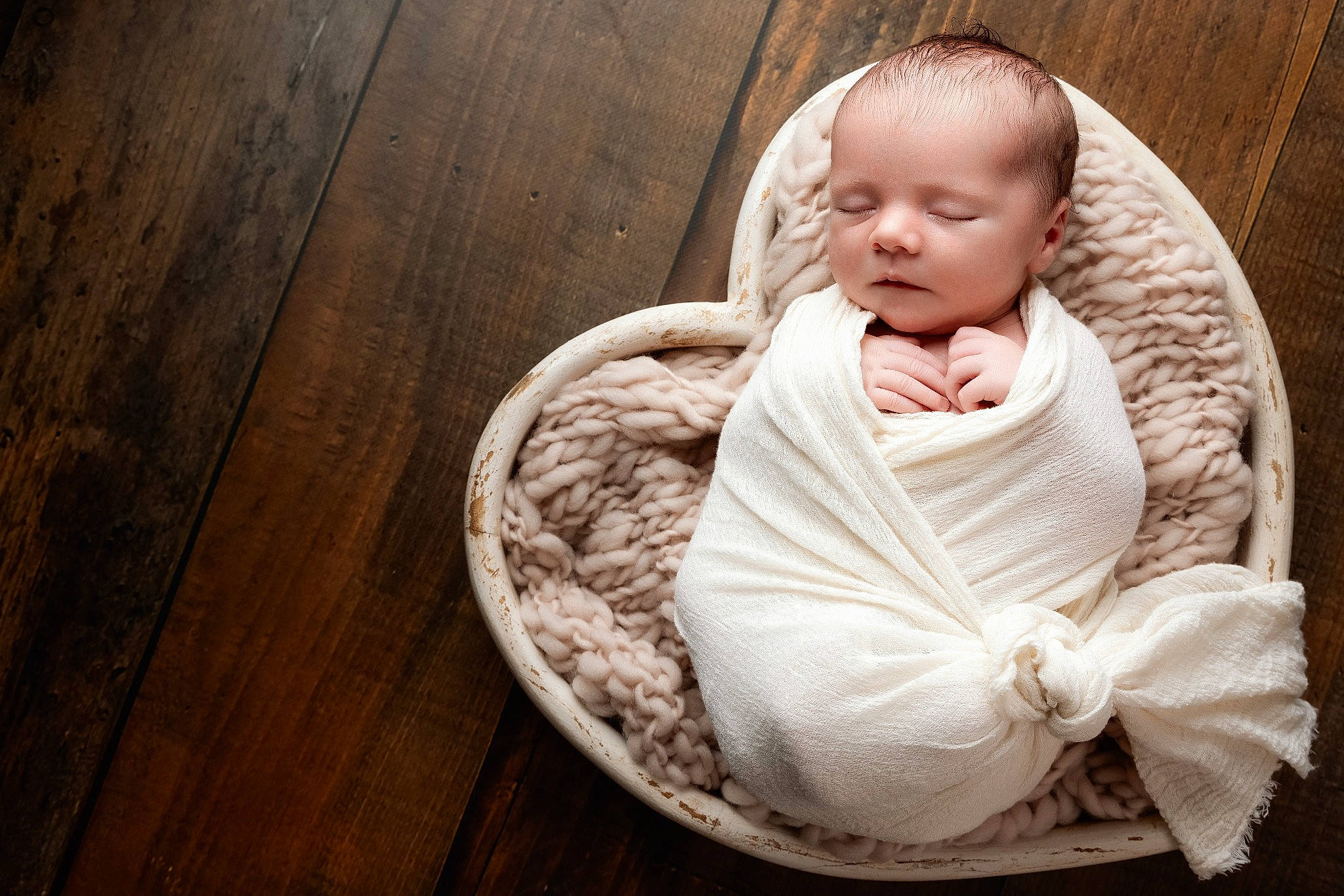 Keylan Luis a rejoint le concours — aidez-le/la à gagner de superbes lots ! baby, baby_products, baby_toddler_clothing, cheek, child, comfort, event, flooring, happy, hardwood, linens, person, plank, portrait_photography, room, sitting, toddler, varnish, wood, wood_flooring