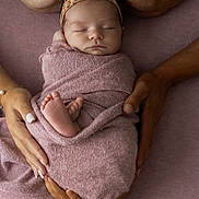 Luana participe au concours pour gagner de l'argent avec cette photo : newborn, baby, sleeping, wrapped, blanket, hands, family, tender, soft, pink, headband, feet, closeup, portrait, cozy, love, care, skin, fingers, peaceful