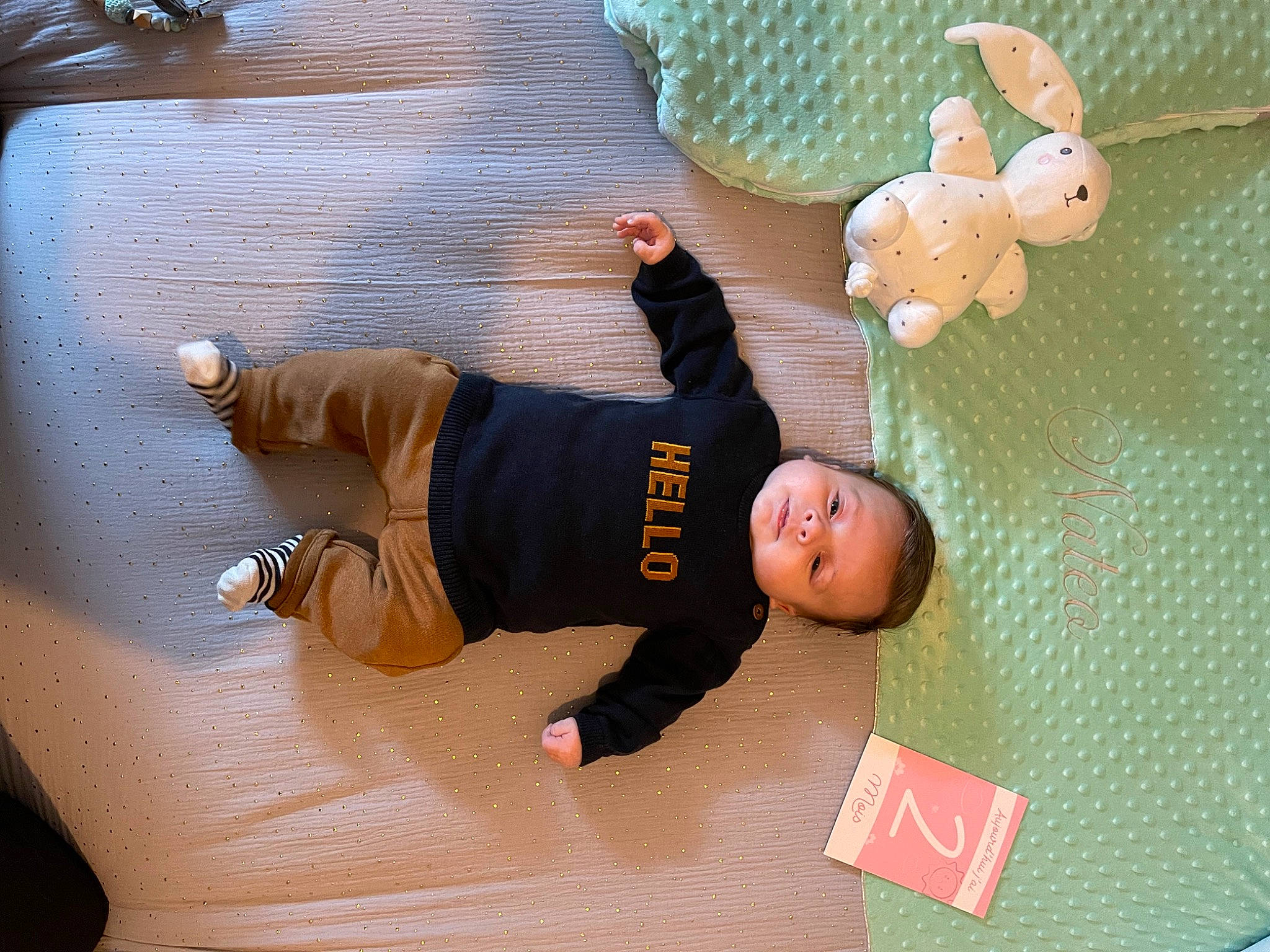 Nateo a rejoint le concours — aidez-le/la à gagner de superbes lots ! baby, baby_products, barefoot, child, comfort, elbow, flooring, foot, fun, grass, knee, leisure, linens, person, play, room, sitting, sock, t_shirt, thigh