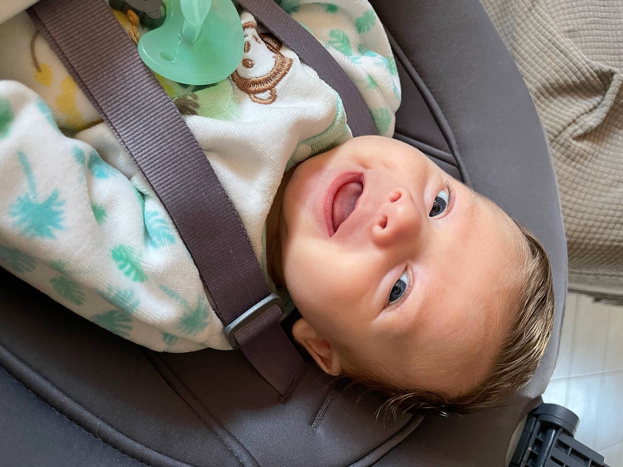 Nateo a rejoint le concours — aidez-le/la à gagner de superbes lots ! baby, baby_carriage, baby_products, baby_safety, baby_toddler_clothing, car_seat, cheek, child, comfort, fashion_accessory, grass, linens, pattern, person, skin, sleep, smile, textile, toddler, toy