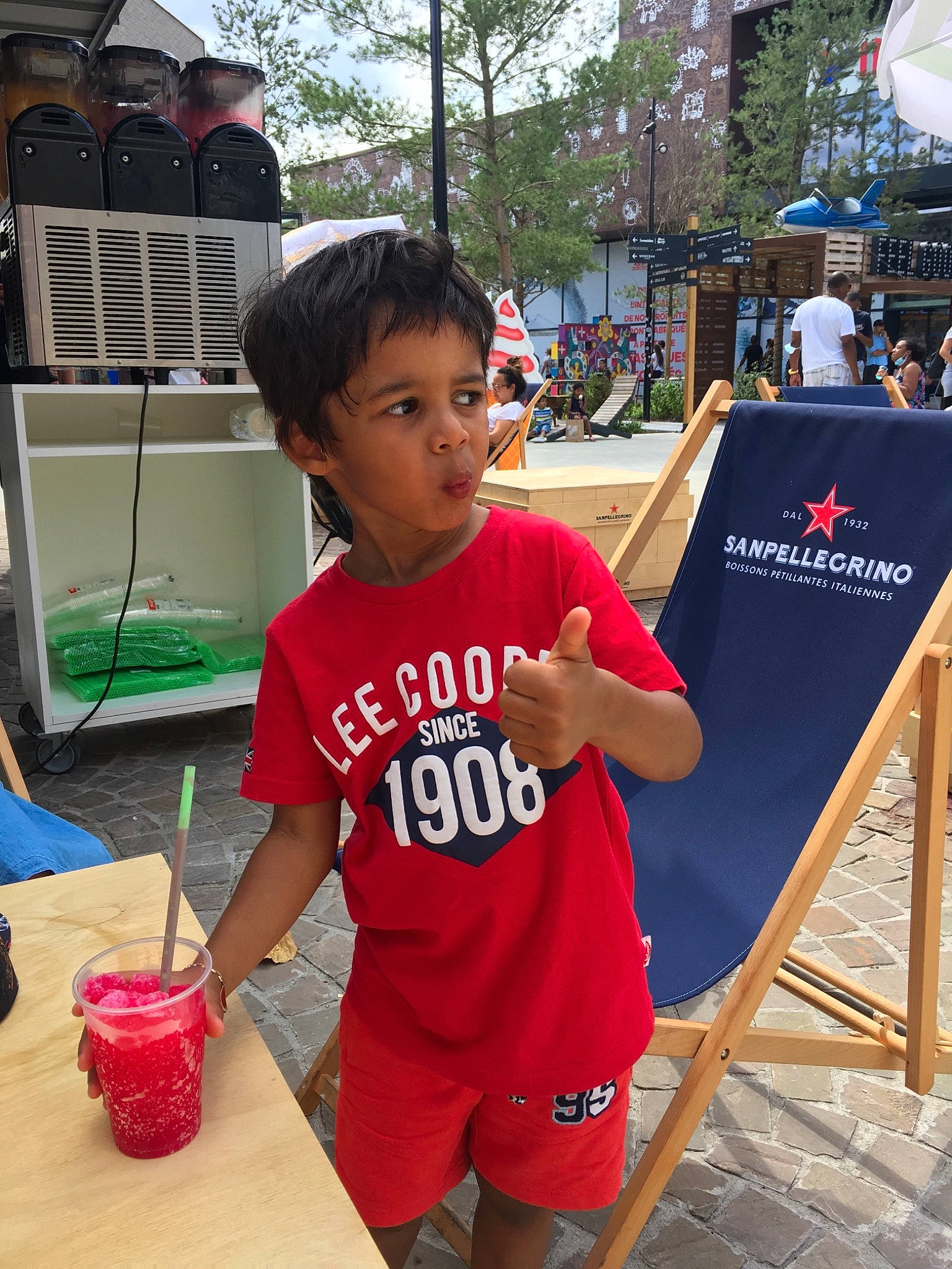 Diego participe au concours pour gagner de l'argent avec cette photo : chair, child, city, drink, fun, happy, leisure, person, play, public_space, recreation, red, shorts, summer, t_shirt, table, toddler, travel, tree, umbrella