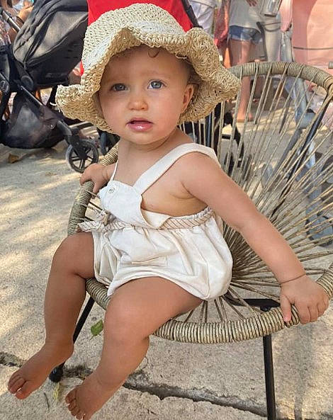 Andelina participe au concours pour gagner de l'argent avec cette photo : beauty, child, foot, fun, hairstyle, happy, hat, headgear, headwear, human_leg, leg, people, person, recreation, sitting, skin, sun_hat, textile, thigh, toddler