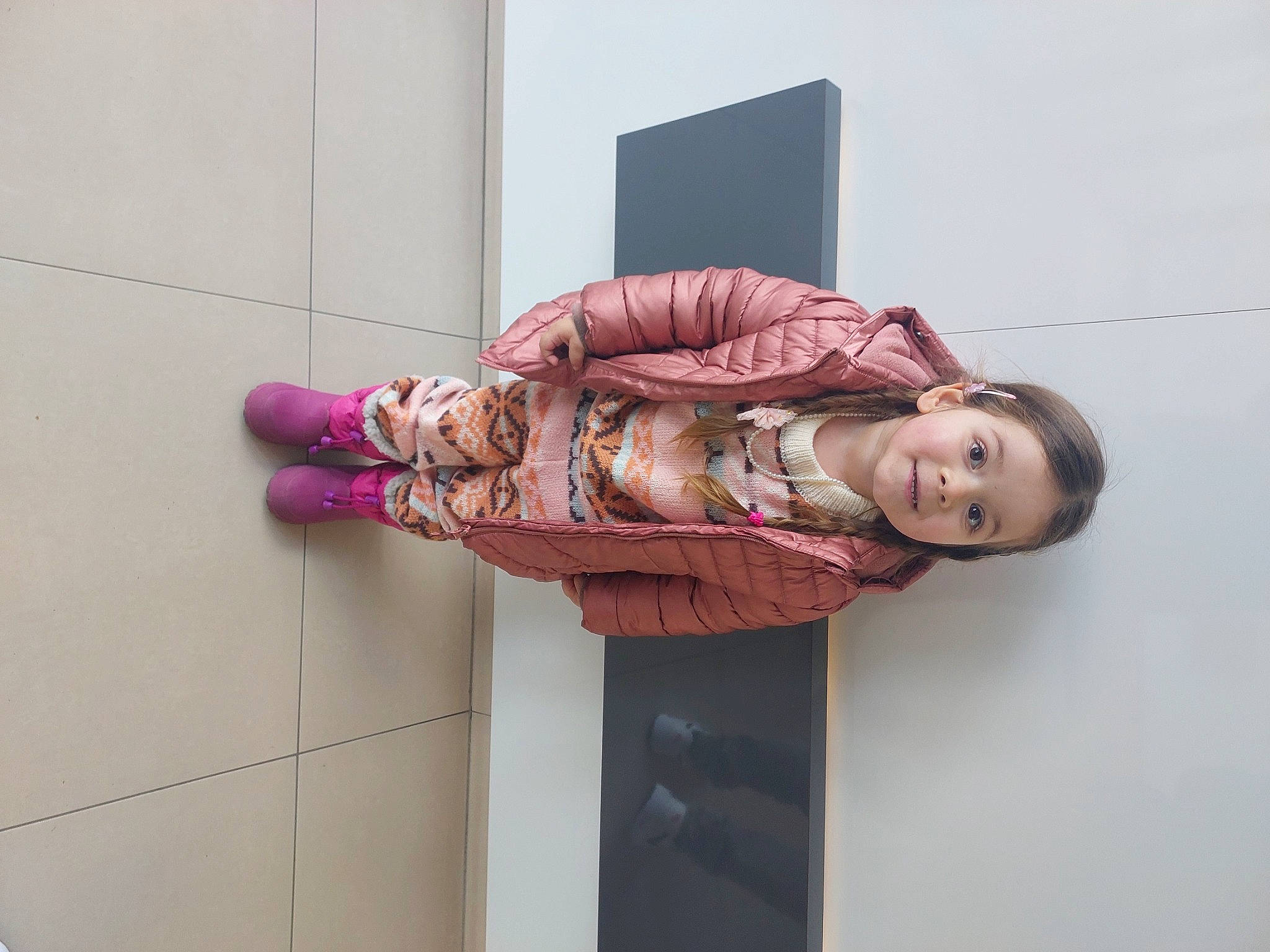 Romy a rejoint le concours — aidez-le/la à gagner de superbes lots ! comfort, elbow, fashion_accessory, flesh, foot, human_leg, joy, knee, magenta, pattern, person, pink, room, sitting, sleeve, thigh, visual_arts, waist, wrist