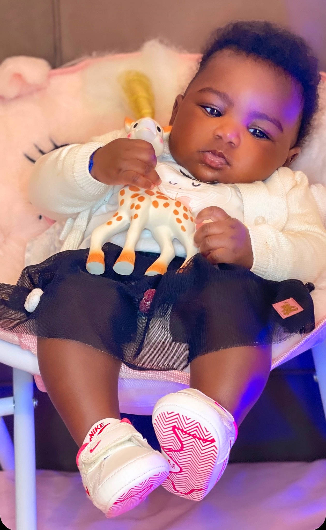 Aïcha participe au concours pour gagner de l'argent avec cette photo : baby, baby_toddler_clothing, beauty, child, finger, happy, human_body, joint, knee, leg, muscle, person, pink, purple, skin, sock, textile, thigh, thumb, toddler