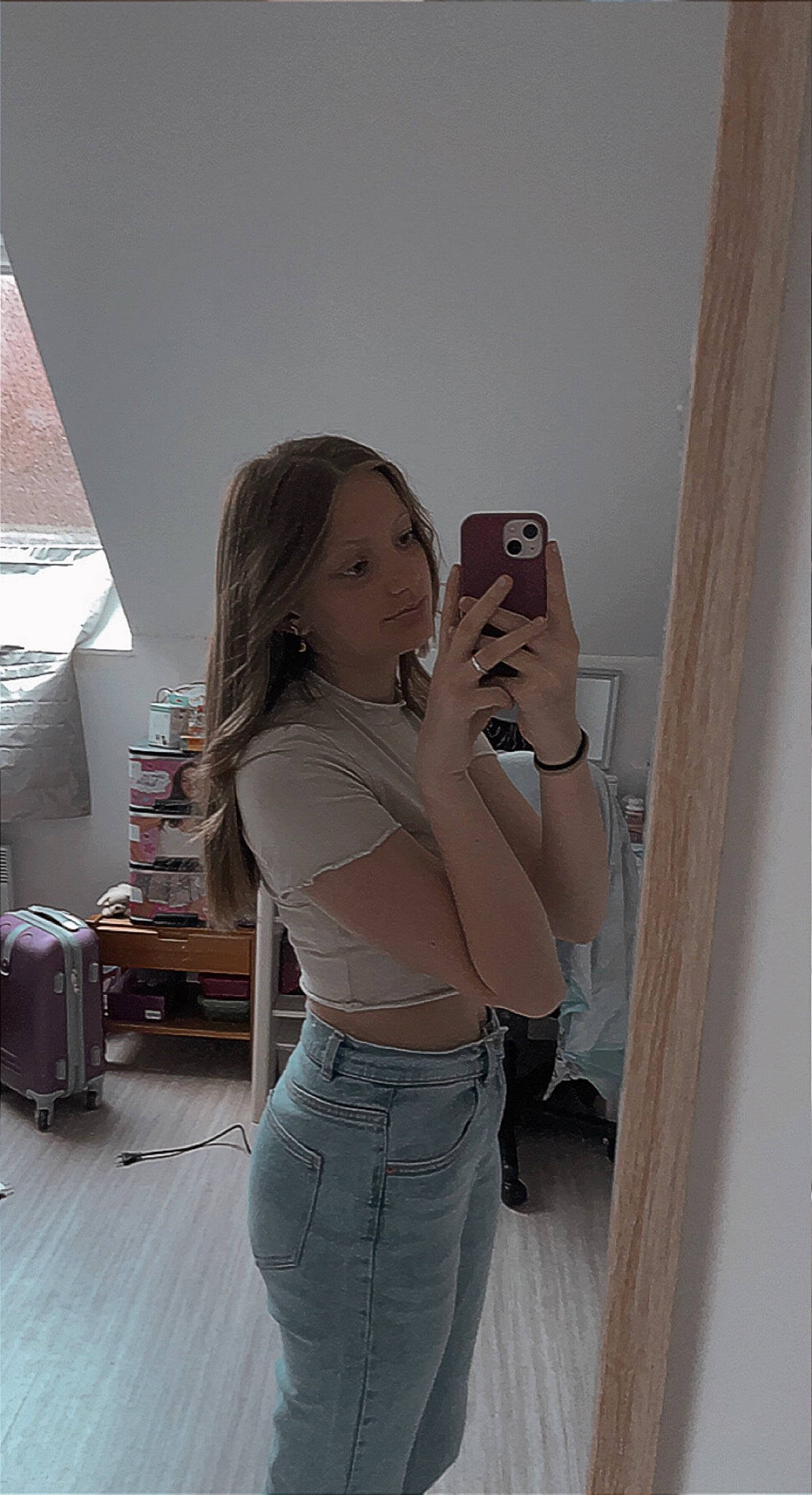 Noemie participe au concours pour gagner de l'argent avec cette photo : abdomen, chest, curtain, elbow, eyewear, fashion_design, flash_photography, floor, flooring, gesture, hairstyle, happy, human_leg, joint, long_hair, person, selfie, shoulder, thigh, trunk