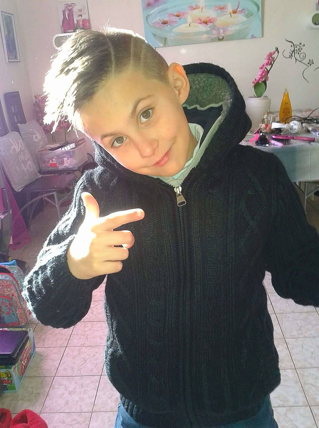 Tiago participe au concours pour gagner de l'argent avec cette photo : black, black_hair, child, cool, day, eye, forehead, fun, girl, hair, hairstyle, head, human_hair_color, mammal, nose, outerwear, person, shoulder, skin, smile