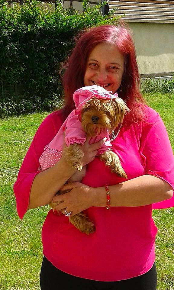 Wendy participe au concours pour gagner de l'argent avec cette photo : brown_hair, canidae, carnivore, child, companion_dog, dog_breed, fawn, food_craving, fur, grass, happy, magenta, people_in_nature, pink, plant, smile, sporting_group, t_shirt, wildlife, wildlife_biologist