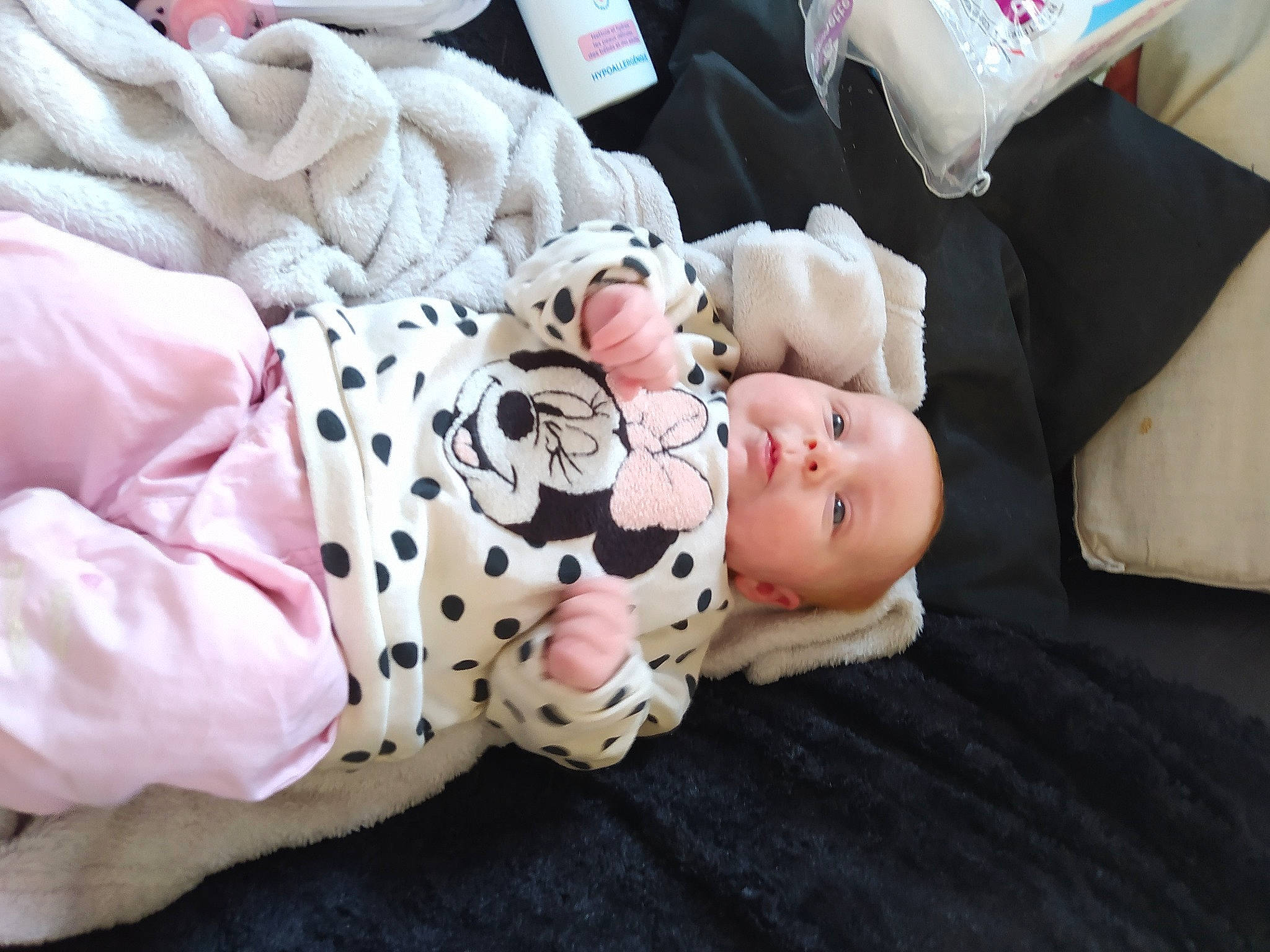 Celia a rejoint le concours — aidez-le/la à gagner de superbes lots ! baby, baby_products, baby_toddler_clothing, box, child, comfort, couch, eye, fur, grass, happy, hat, linens, pattern, person, pink, room, sitting, skin, sleeve