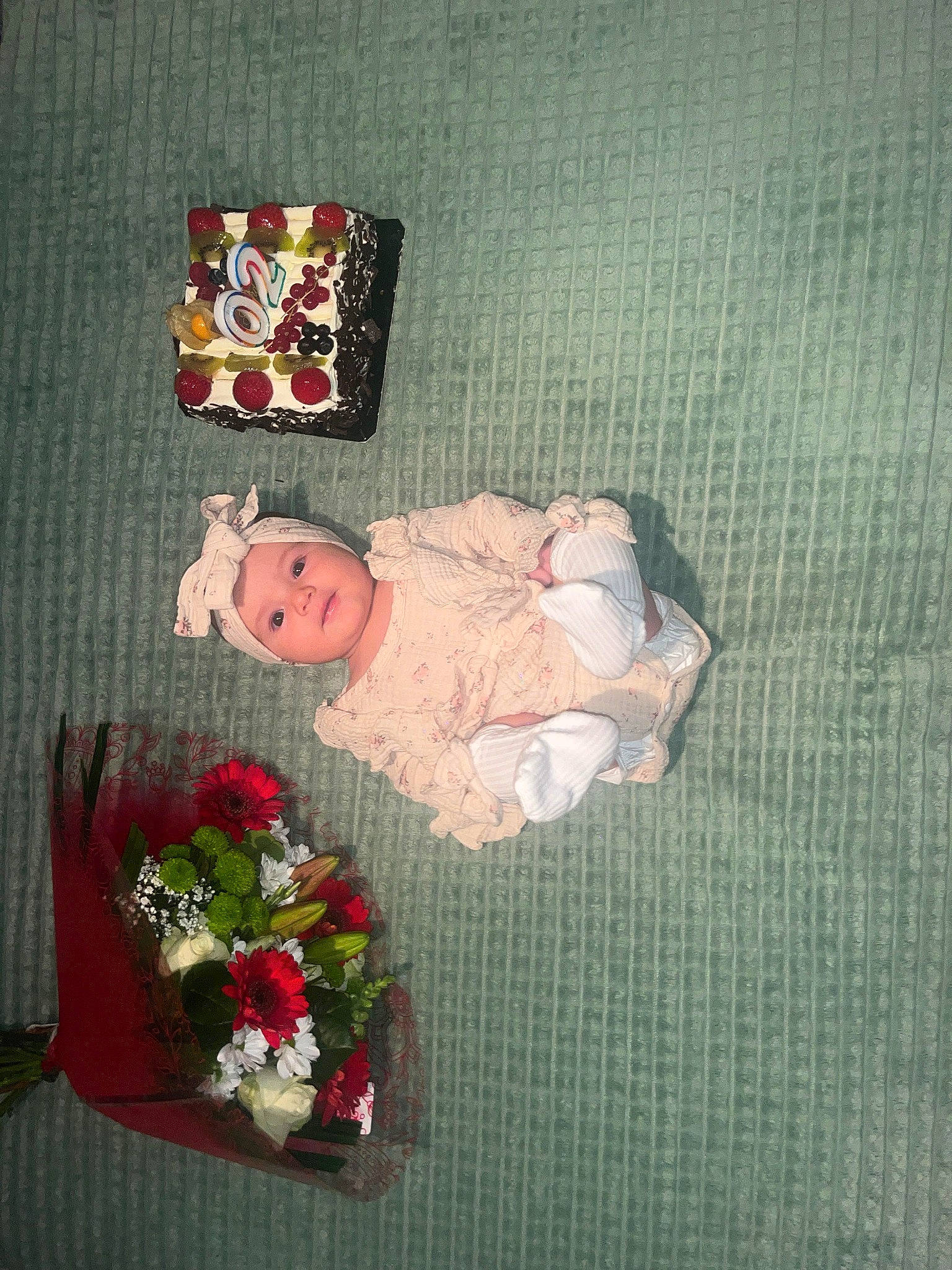 Cataleya participe au concours pour gagner de l'argent avec cette photo : artificial_flower, baby, baby_toddler_clothing, bouquet, child, cut_flowers, flooring, floral_design, flower, flower_arranging, grass, headwear, linens, person, petal, pink, plant, room, rose, sitting