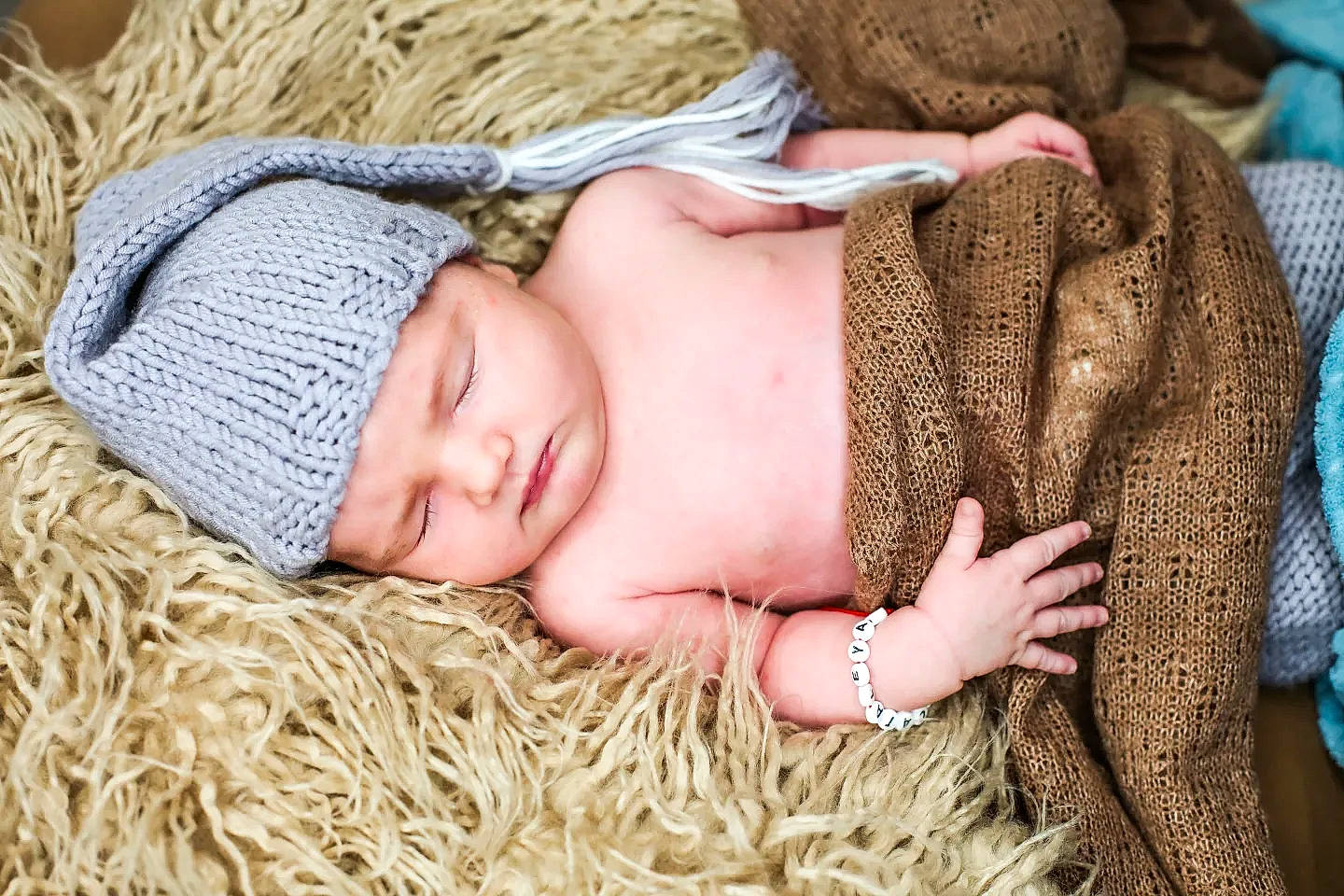 Cataleya a rejoint le concours — aidez-le/la à gagner de superbes lots ! art, baby, baby_sleeping, baby_toddler_clothing, child, comfort, crochet, fashion_accessory, grass, grass_family, headgear, headwear, knit_cap, pattern, people_in_nature, person, skin, textile, toddler, wood