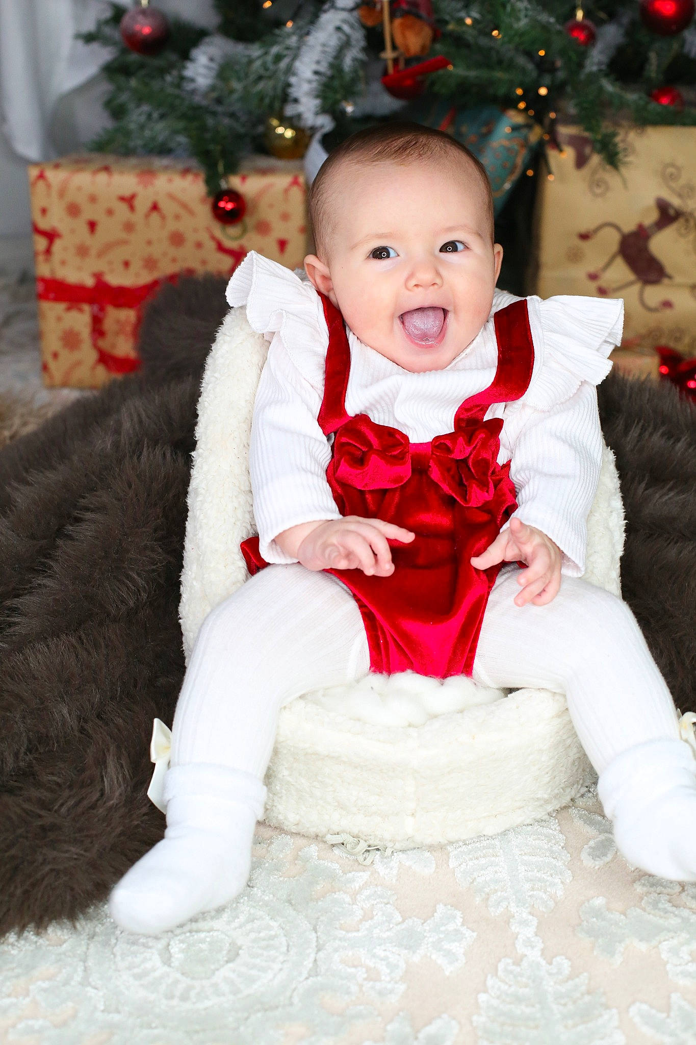 Cataleya a rejoint le concours — aidez-le/la à gagner de superbes lots ! baby_toddler_clothing, black, christmas, christmas_decoration, christmas_ornament, christmas_tree, dress, event, eye, happy, head, holiday, holiday_ornament, human_body, person, pink, red, sleeve, smile, toddler